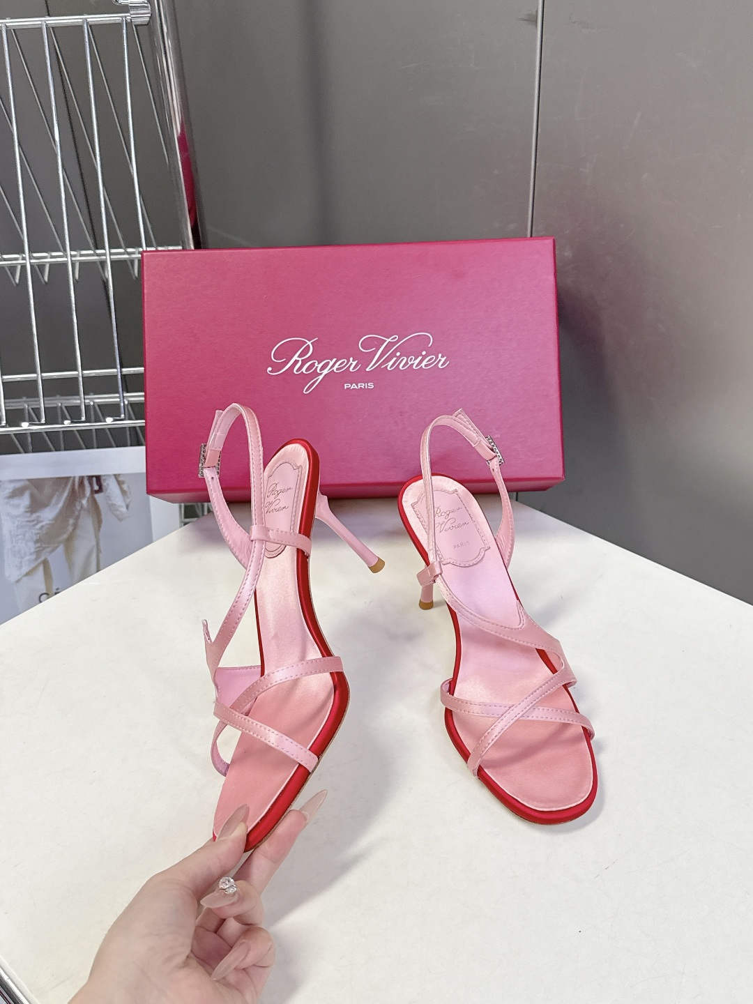 Roger Vivier罗杰·维维亚2026春夏最新款时装鞋超多明星网红种草 经典的尖头设计 垫脚log