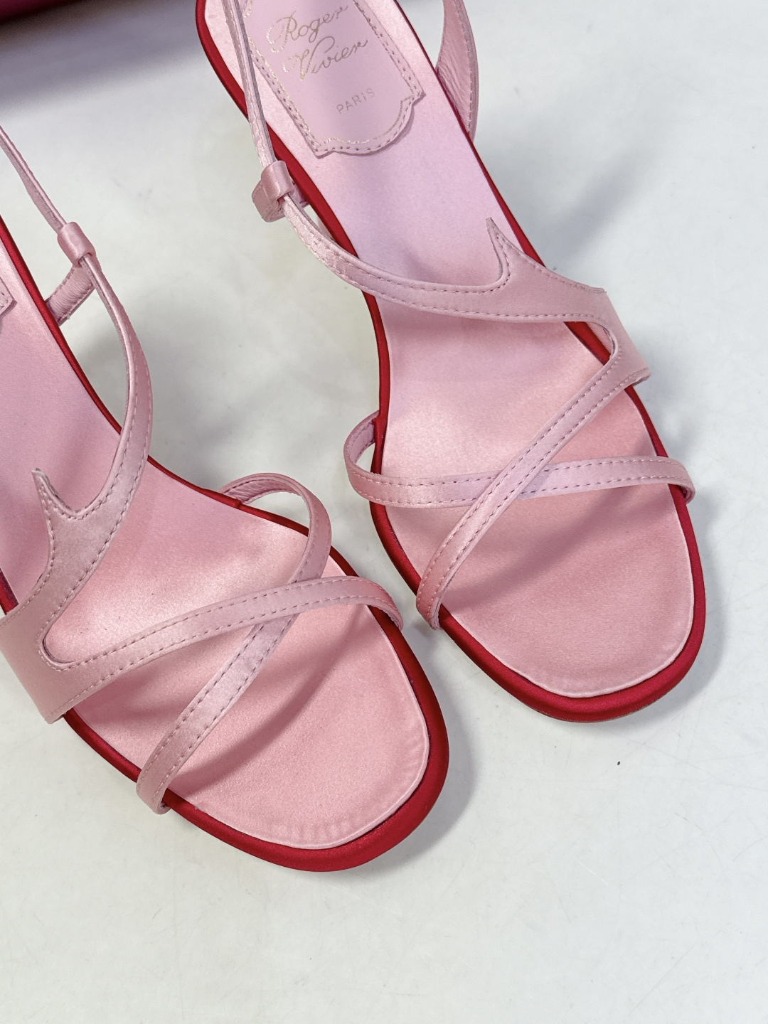 Roger Vivier罗杰·维维亚2026春夏最新款时装鞋超多明星网红种草 经典的尖头设计 垫脚log