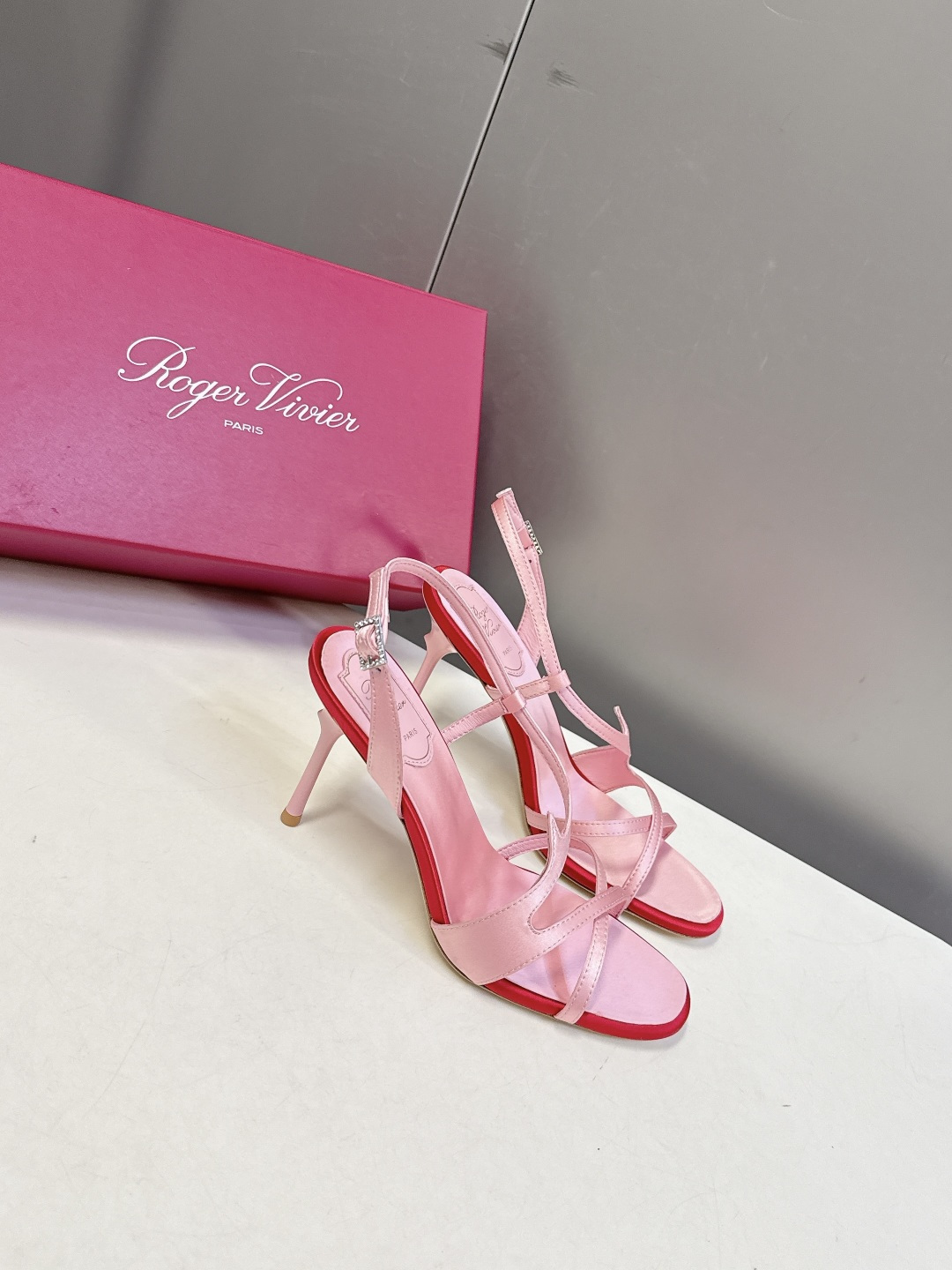 Roger Vivier罗杰·维维亚2026春夏最新款时装鞋超多明星网红种草 经典的尖头设计 垫脚log