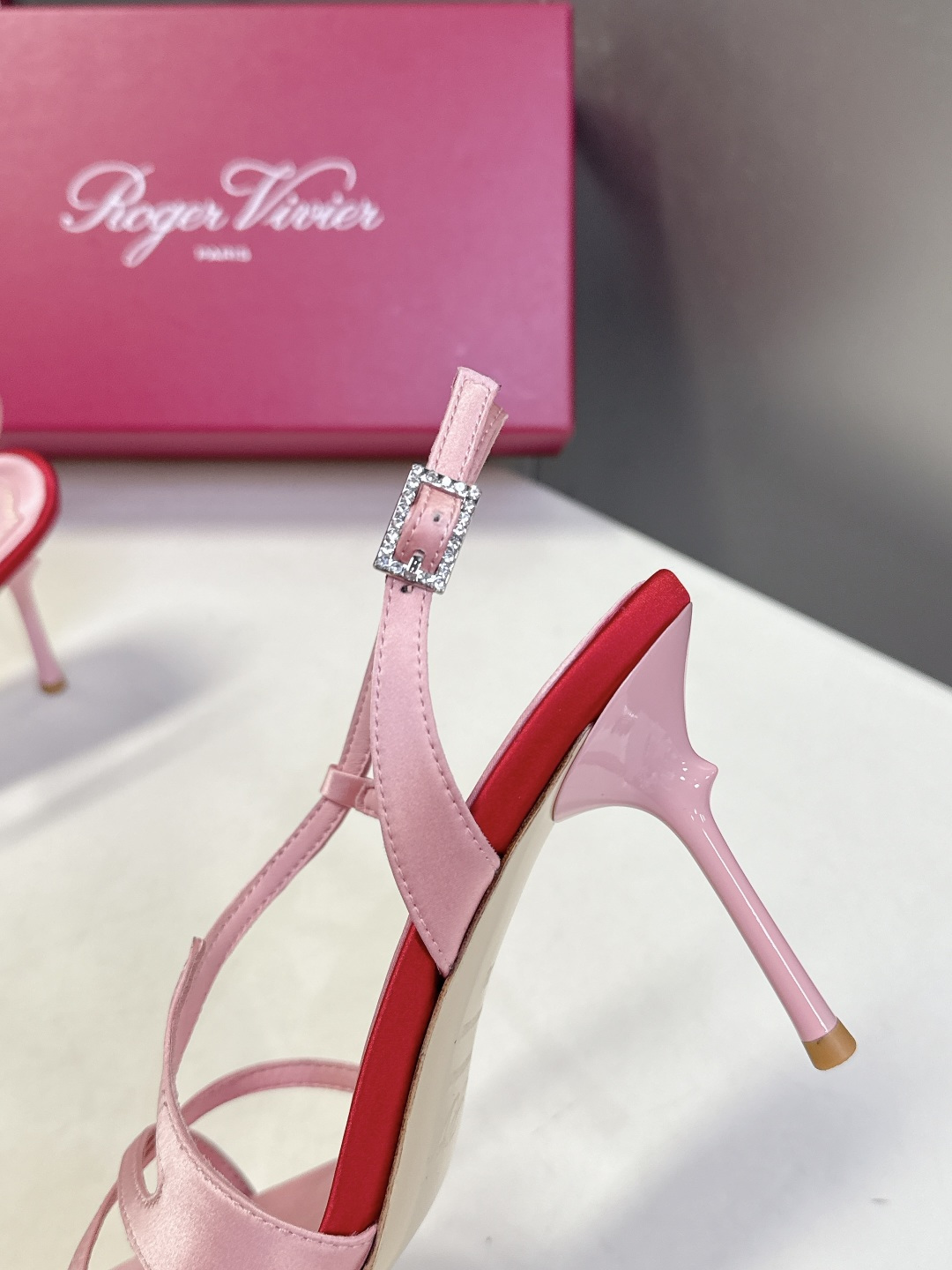 Roger Vivier罗杰·维维亚2026春夏最新款时装鞋超多明星网红种草 经典的尖头设计 垫脚log