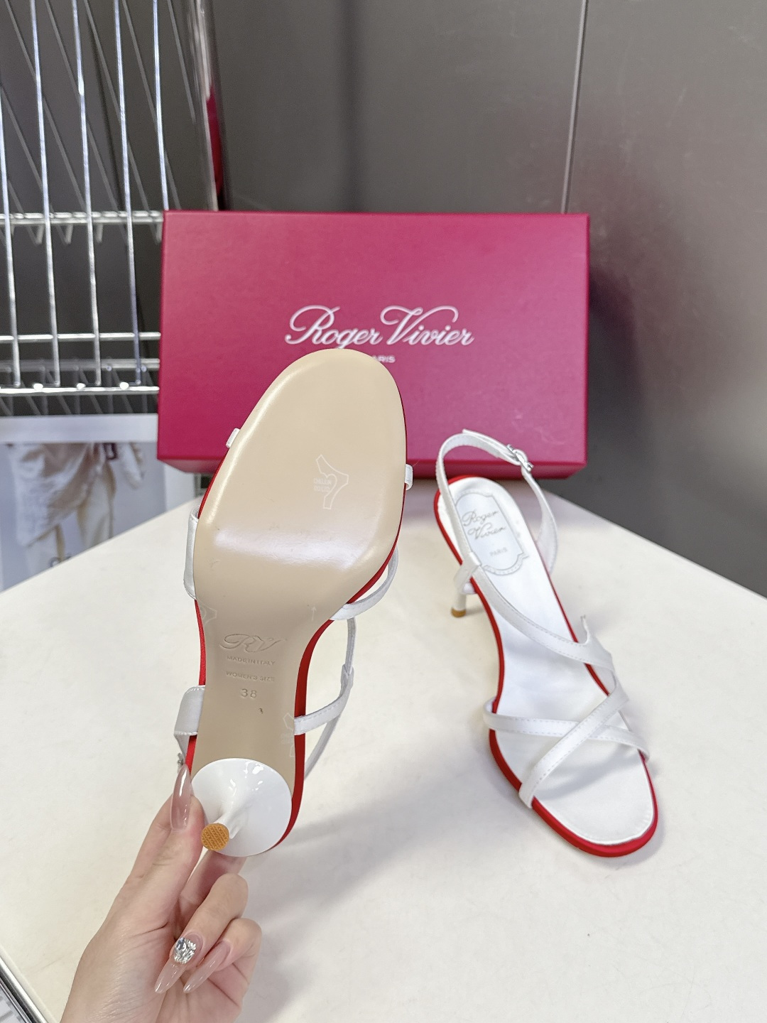 Roger Vivier罗杰·维维亚2026春夏最新款时装鞋超多明星网红种草 经典的尖头设计 垫脚log