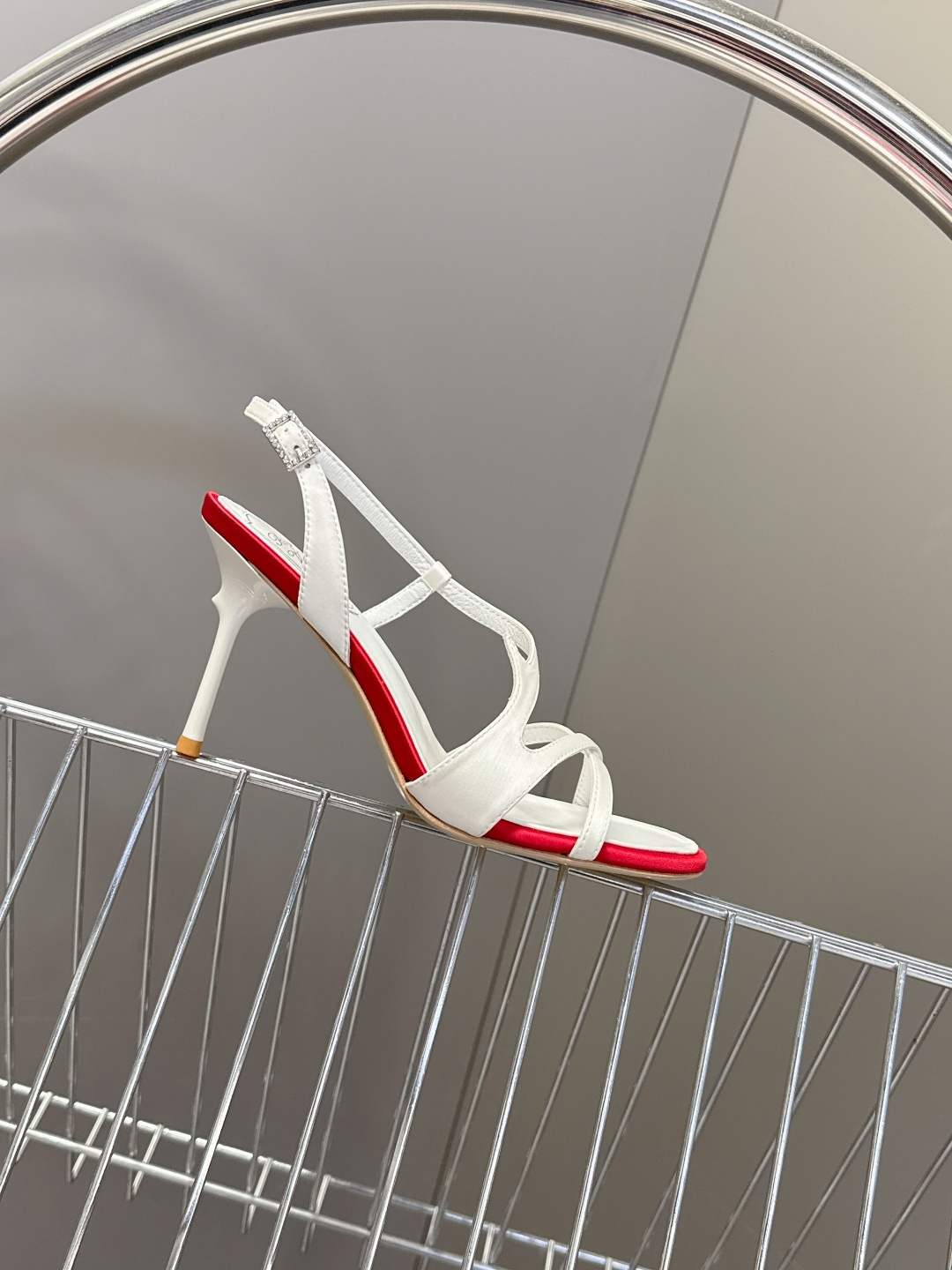 Roger Vivier罗杰·维维亚2026春夏最新款时装鞋超多明星网红种草 经典的尖头设计 垫脚log