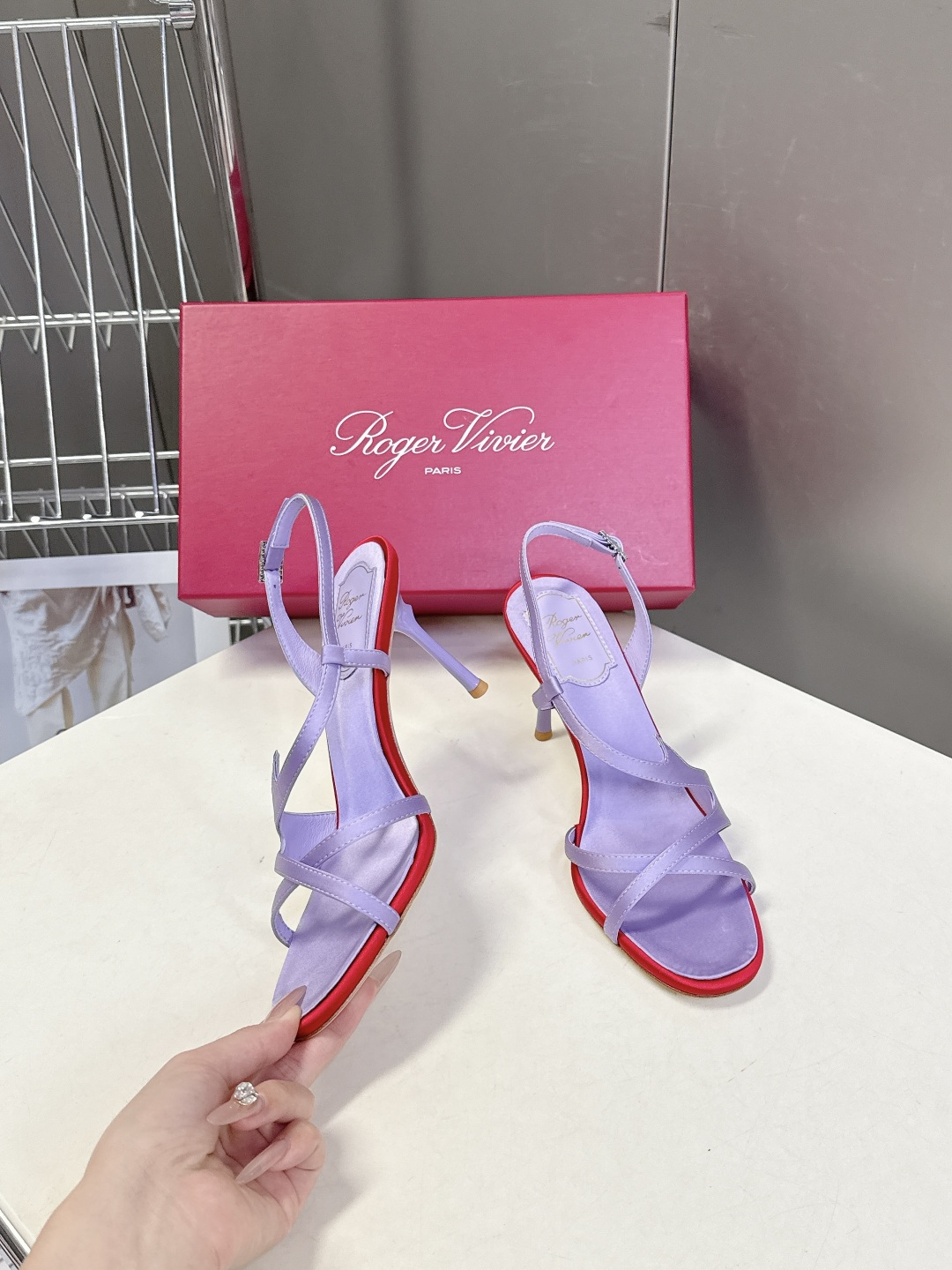 Roger Vivier罗杰·维维亚2026春夏最新款时装鞋超多明星网红种草 经典的尖头设计 垫脚log