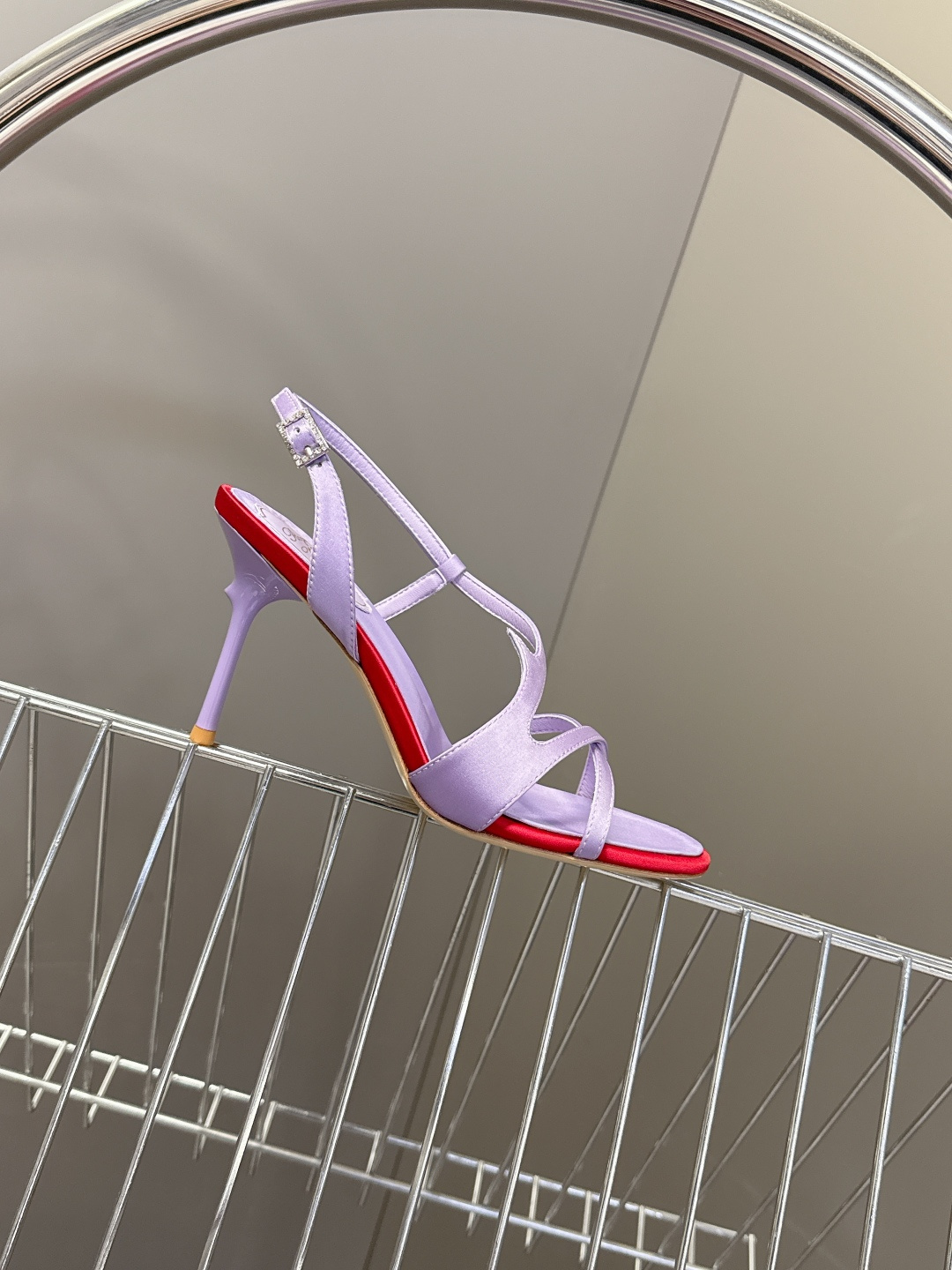 Roger Vivier罗杰·维维亚2026春夏最新款时装鞋超多明星网红种草 经典的尖头设计 垫脚log