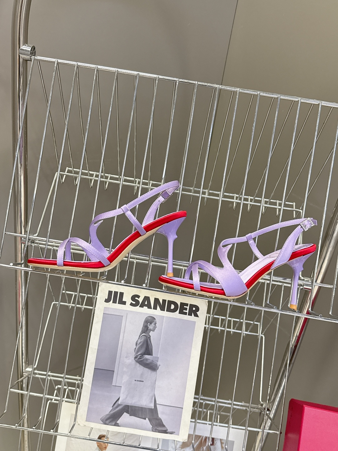 Roger Vivier罗杰·维维亚2026春夏最新款时装鞋超多明星网红种草 经典的尖头设计 垫脚log