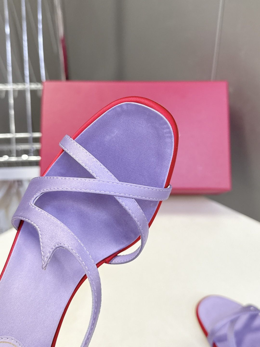 Roger Vivier罗杰·维维亚2026春夏最新款时装鞋超多明星网红种草 经典的尖头设计 垫脚log