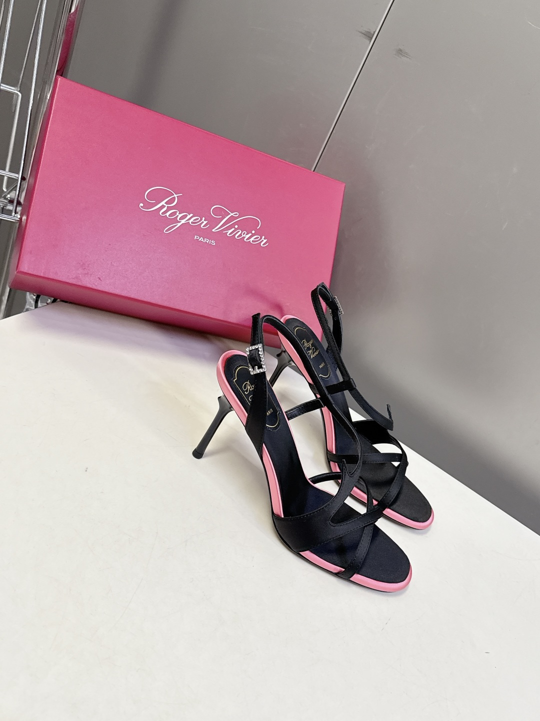 Roger Vivier罗杰·维维亚2026春夏最新款时装鞋超多明星网红种草 经典的尖头设计 垫脚log