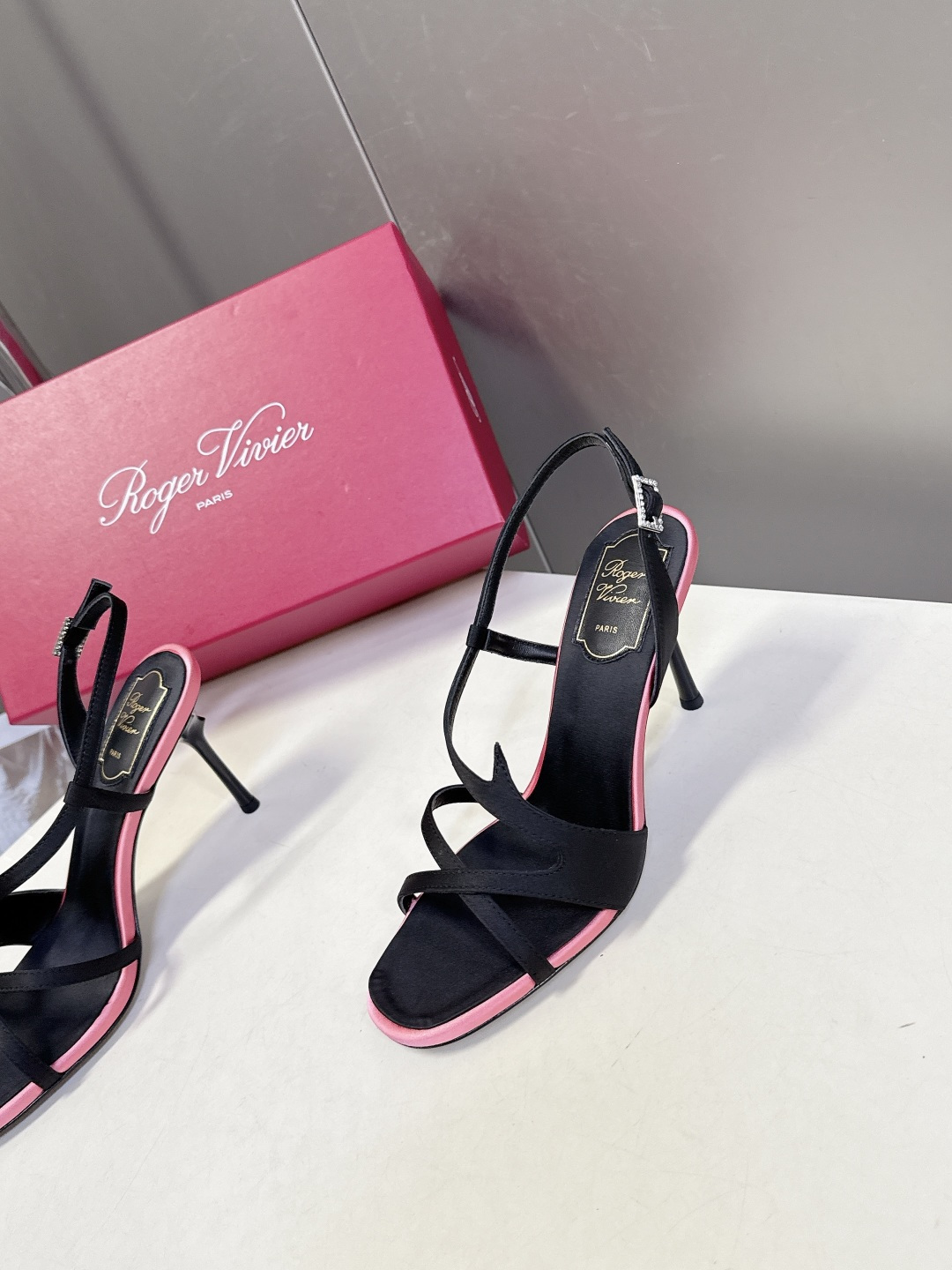 Roger Vivier罗杰·维维亚2026春夏最新款时装鞋超多明星网红种草 经典的尖头设计 垫脚log