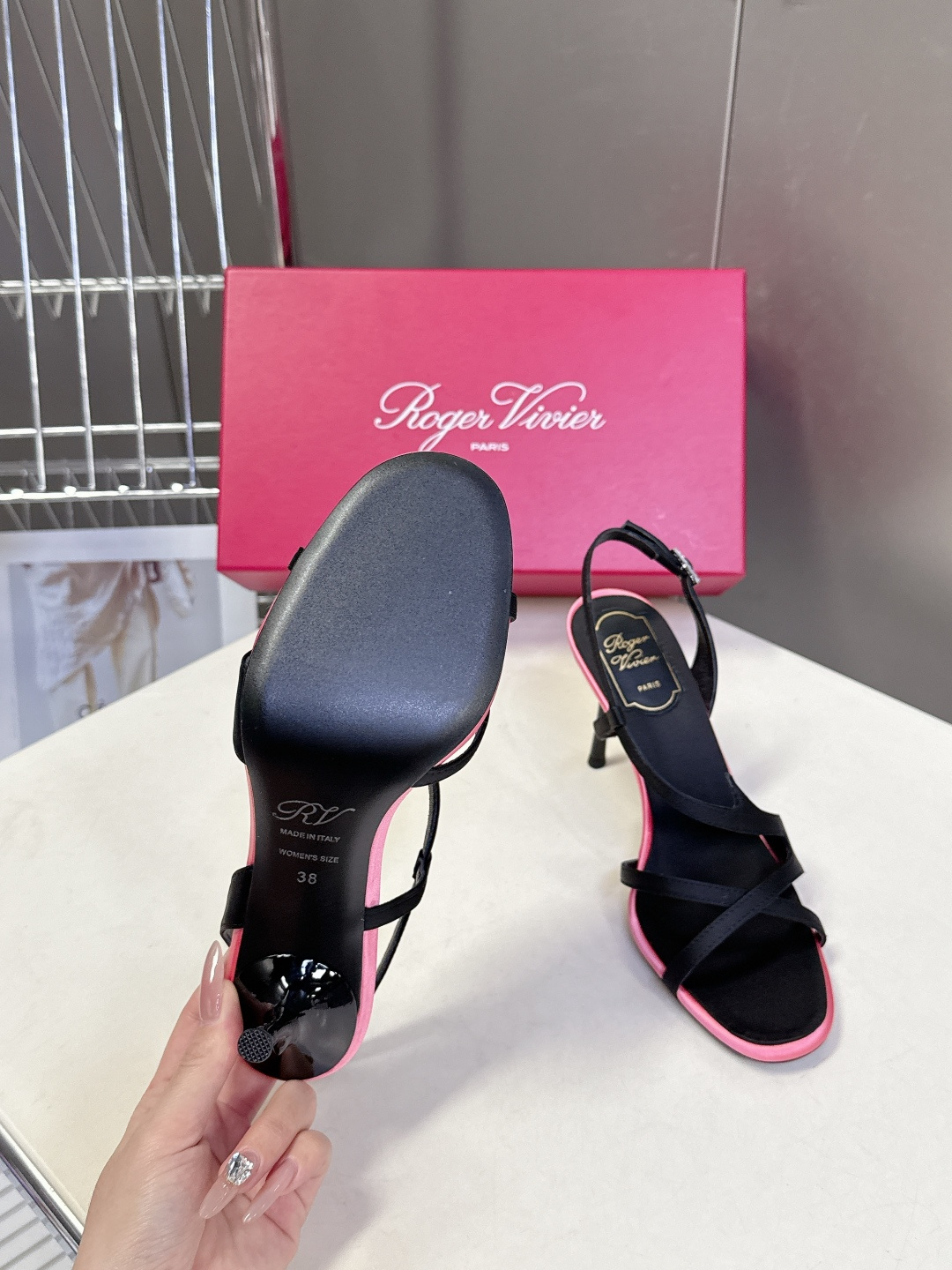 Roger Vivier罗杰·维维亚2026春夏最新款时装鞋超多明星网红种草 经典的尖头设计 垫脚log