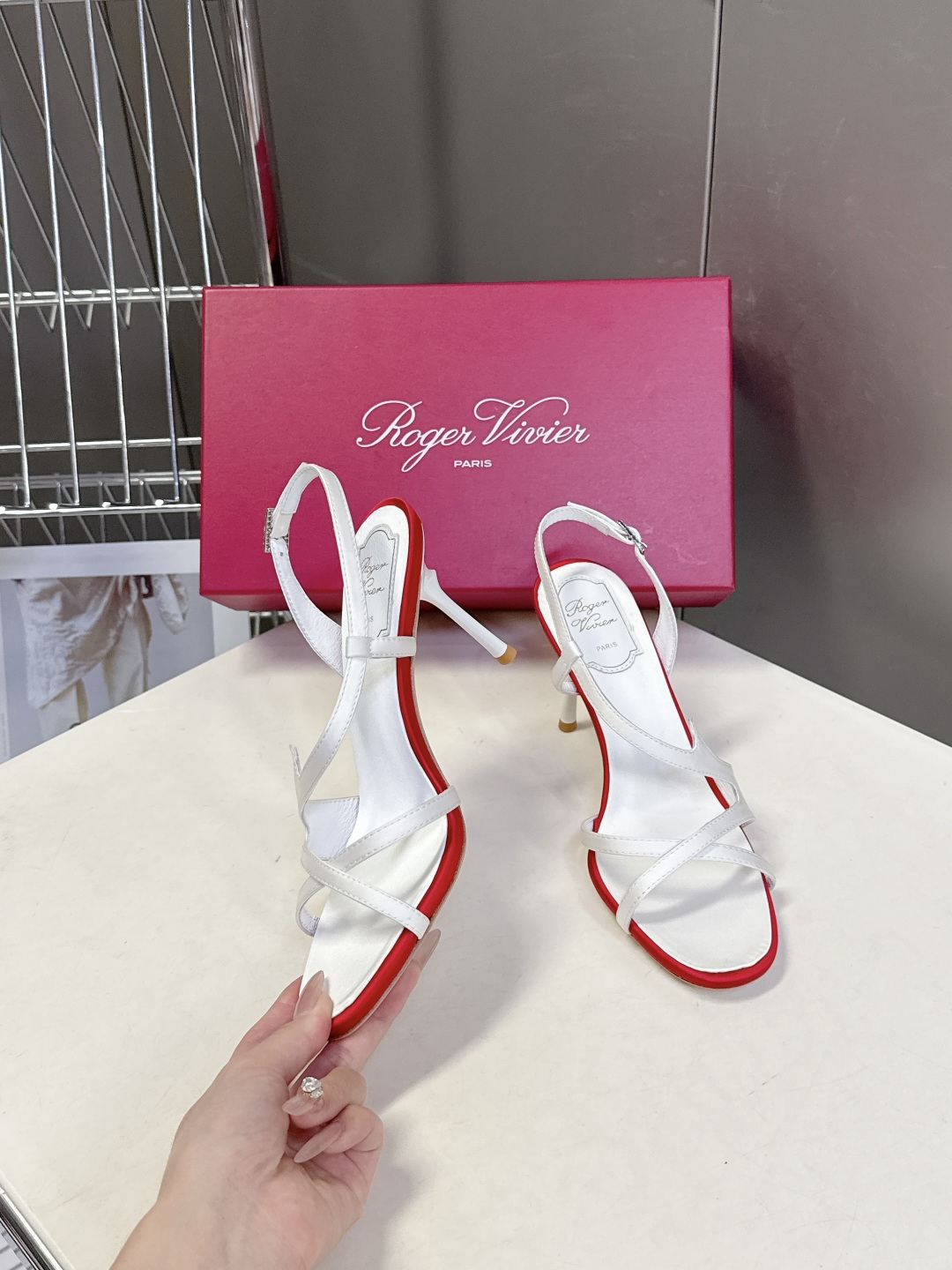 Roger Vivier罗杰·维维亚2026春夏最新款时装鞋超多明星网红种草 经典的尖头设计 垫脚log