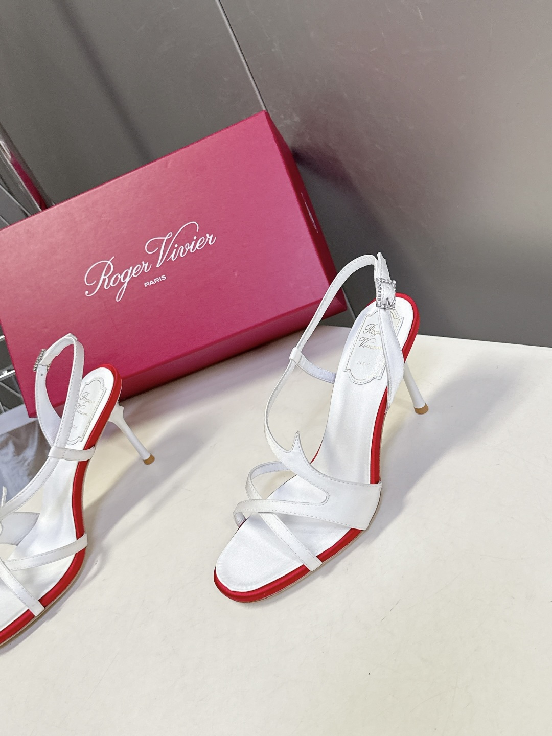 Roger Vivier罗杰·维维亚2026春夏最新款时装鞋超多明星网红种草 经典的尖头设计 垫脚log