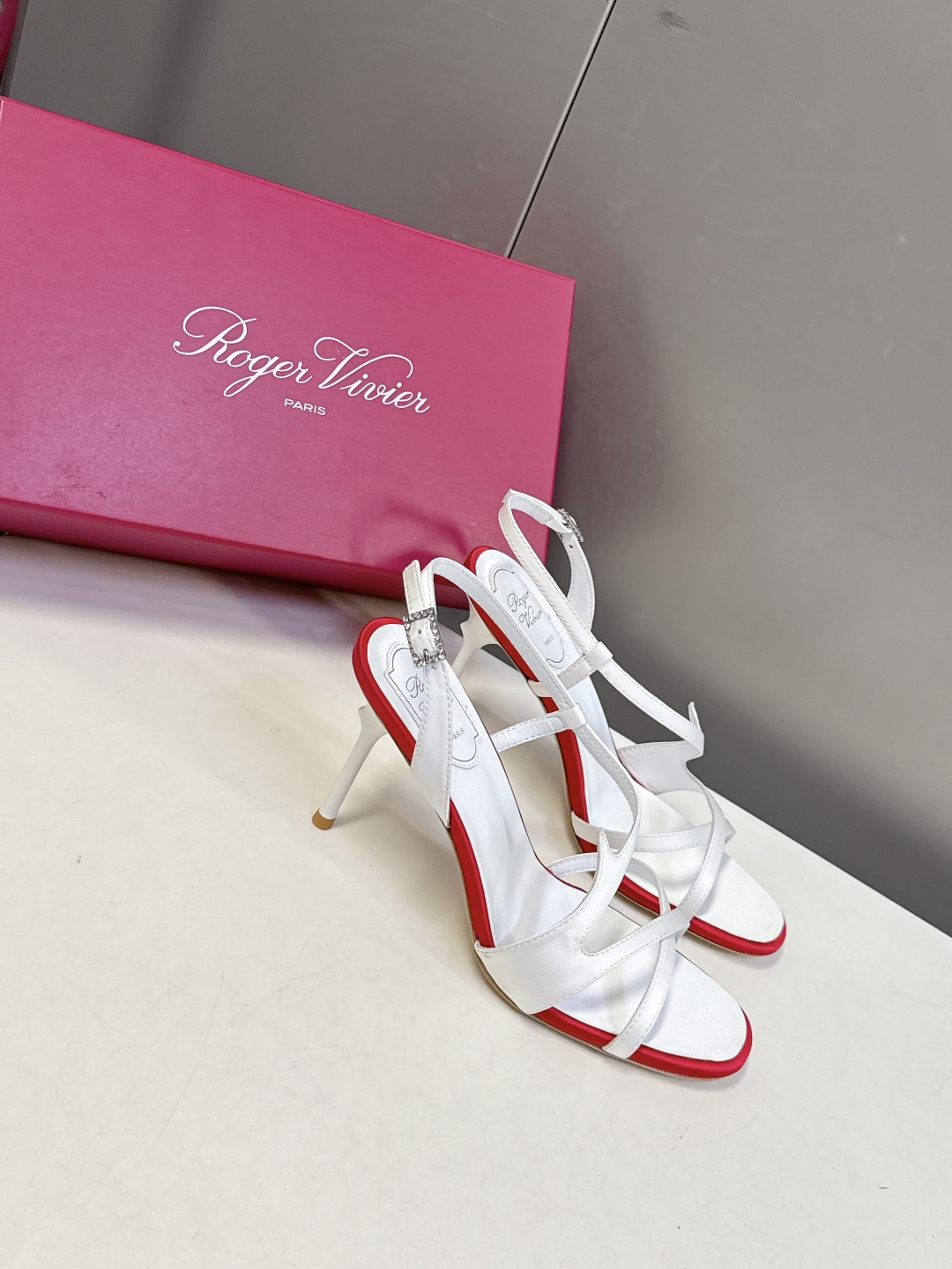 Roger Vivier罗杰·维维亚2026春夏最新款时装鞋超多明星网红种草 经典的尖头设计 垫脚log