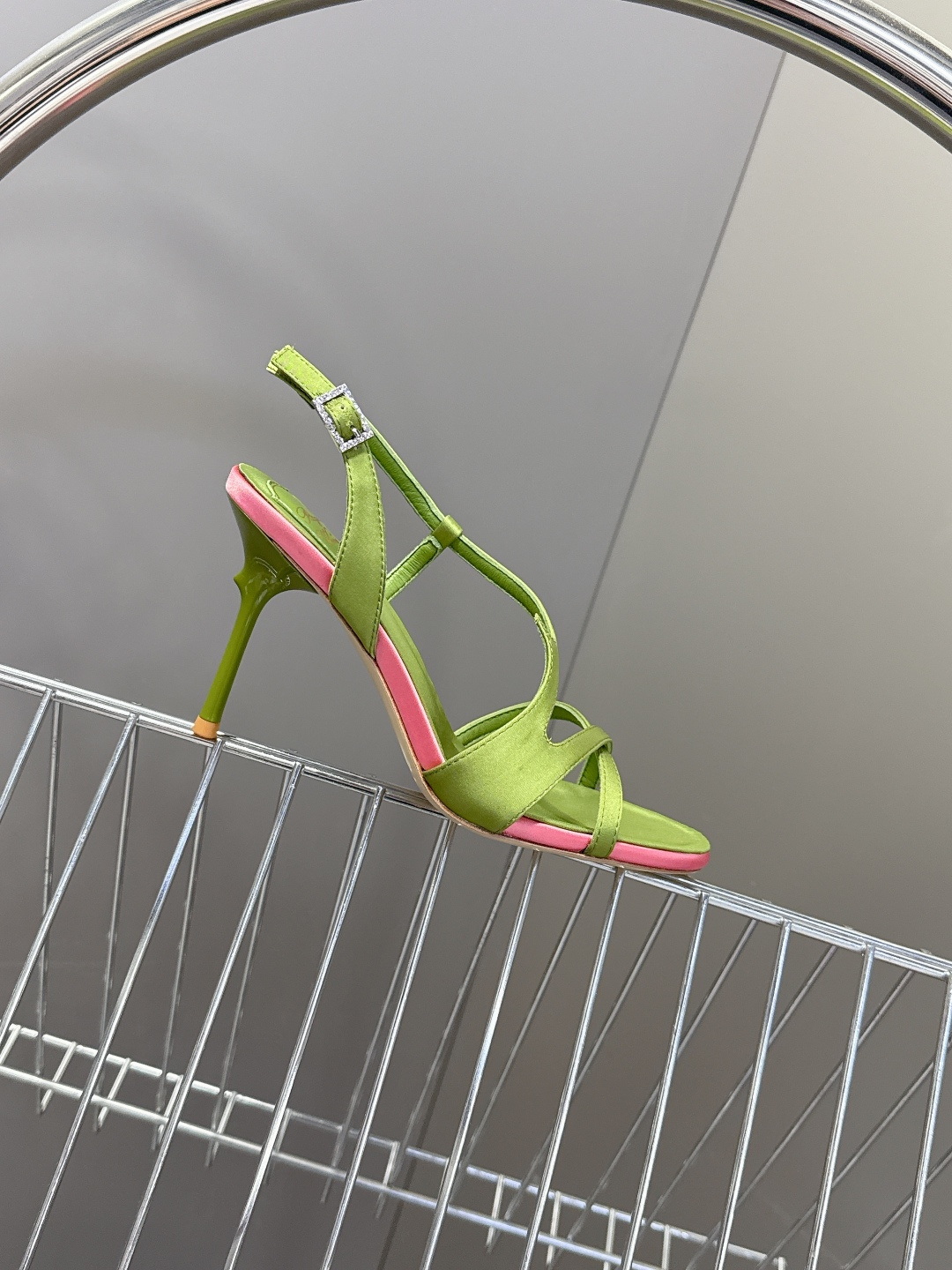 Roger Vivier罗杰·维维亚2026春夏最新款时装鞋超多明星网红种草 经典的尖头设计 垫脚log