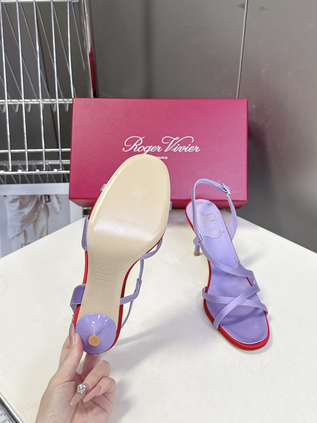 Roger Vivier罗杰·维维亚2026春夏最新款时装鞋超多明星网红种草 经典的尖头设计 垫脚log