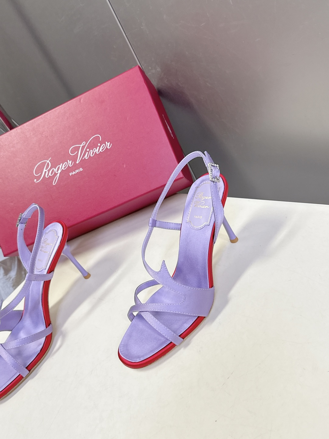 Roger Vivier罗杰·维维亚2026春夏最新款时装鞋超多明星网红种草 经典的尖头设计 垫脚log