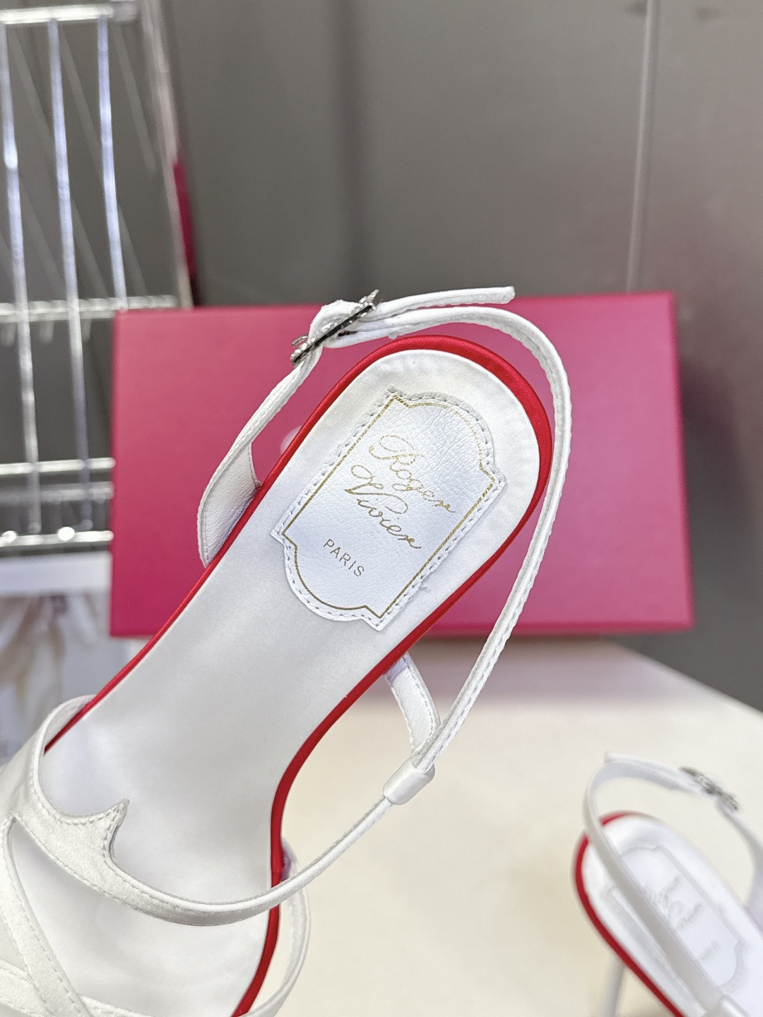 Roger Vivier罗杰·维维亚2026春夏最新款时装鞋超多明星网红种草 经典的尖头设计 垫脚log