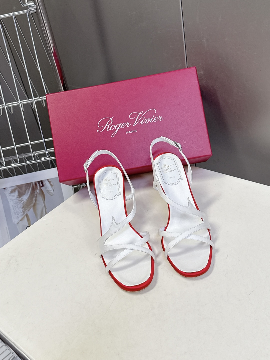 Roger Vivier罗杰·维维亚2026春夏最新款时装鞋超多明星网红种草 经典的尖头设计 垫脚log