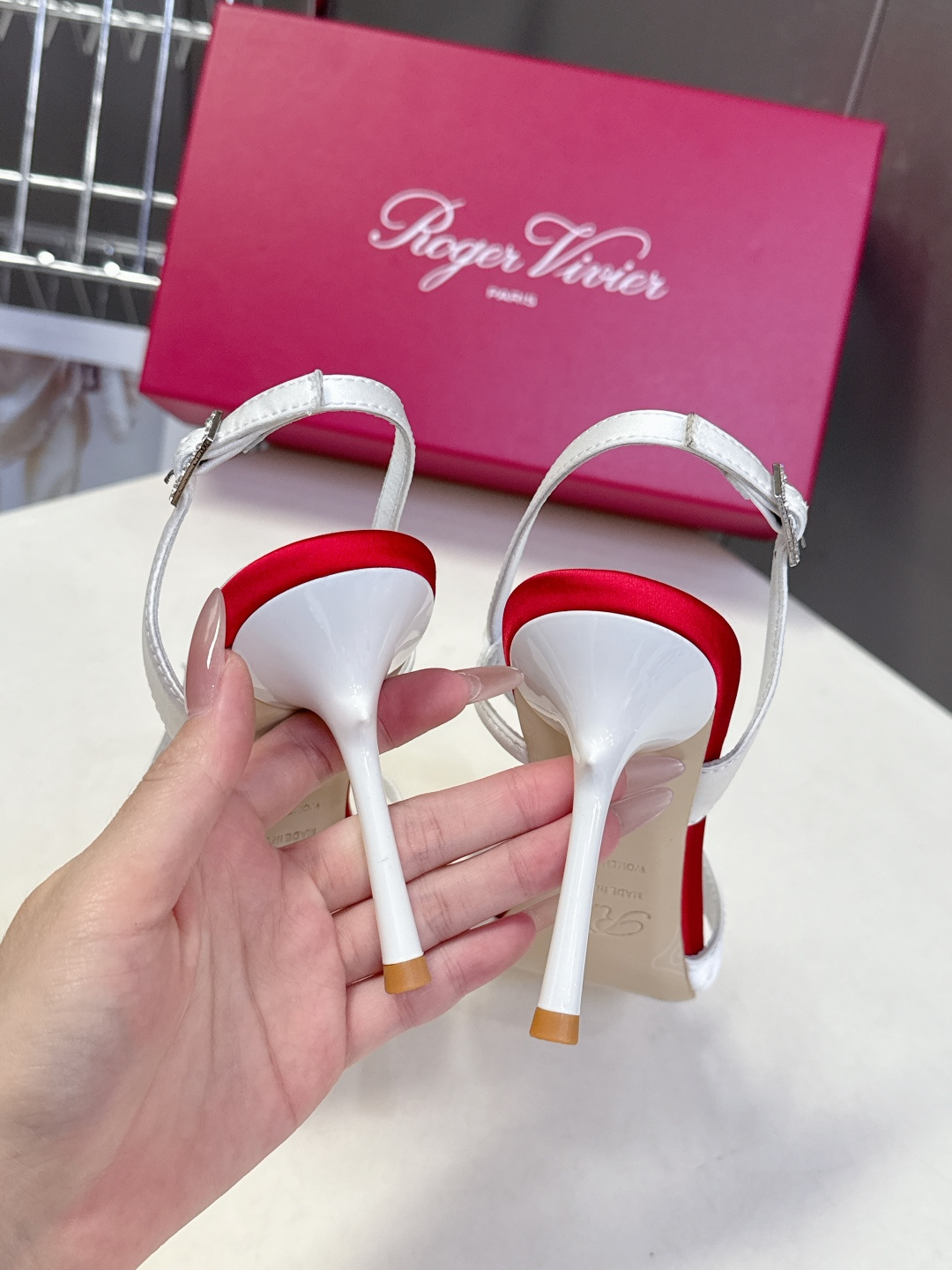 Roger Vivier罗杰·维维亚2026春夏最新款时装鞋超多明星网红种草 经典的尖头设计 垫脚log