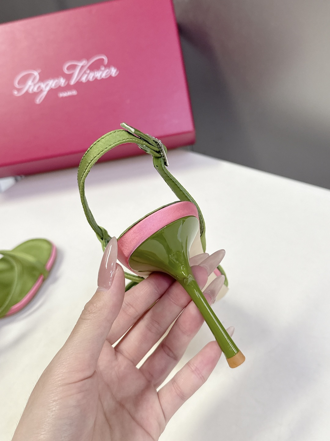 Roger Vivier罗杰·维维亚2026春夏最新款时装鞋超多明星网红种草 经典的尖头设计 垫脚log