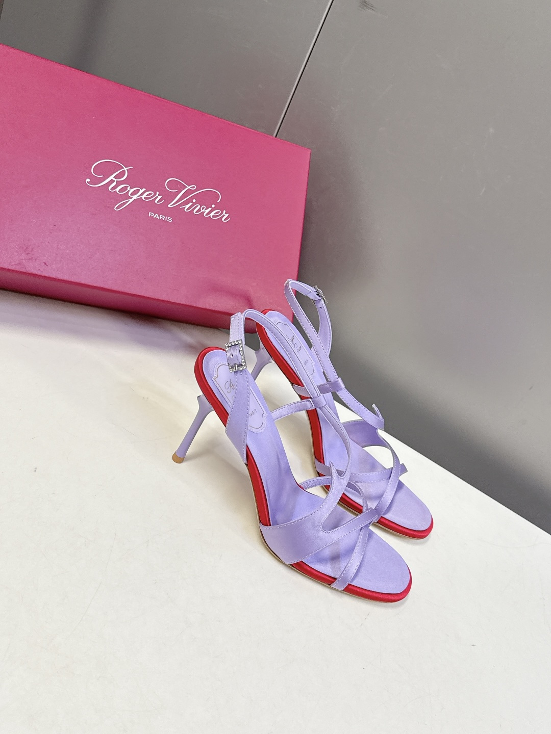 Roger Vivier罗杰·维维亚2026春夏最新款时装鞋超多明星网红种草 经典的尖头设计 垫脚log