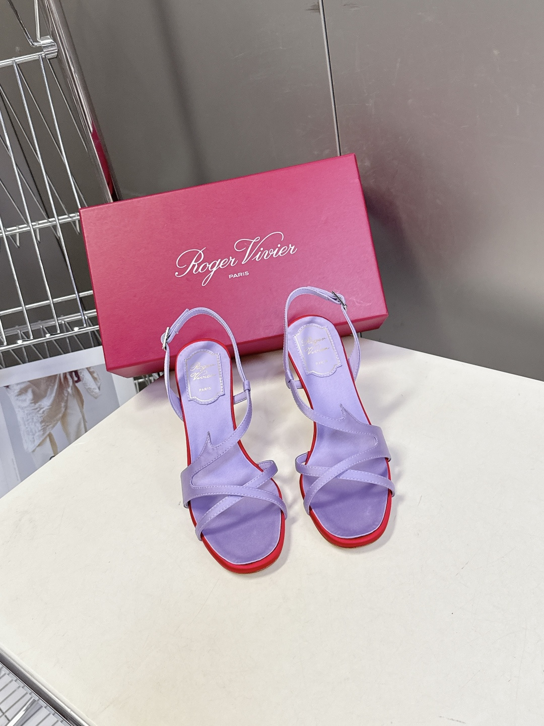 Roger Vivier罗杰·维维亚2026春夏最新款时装鞋超多明星网红种草 经典的尖头设计 垫脚log