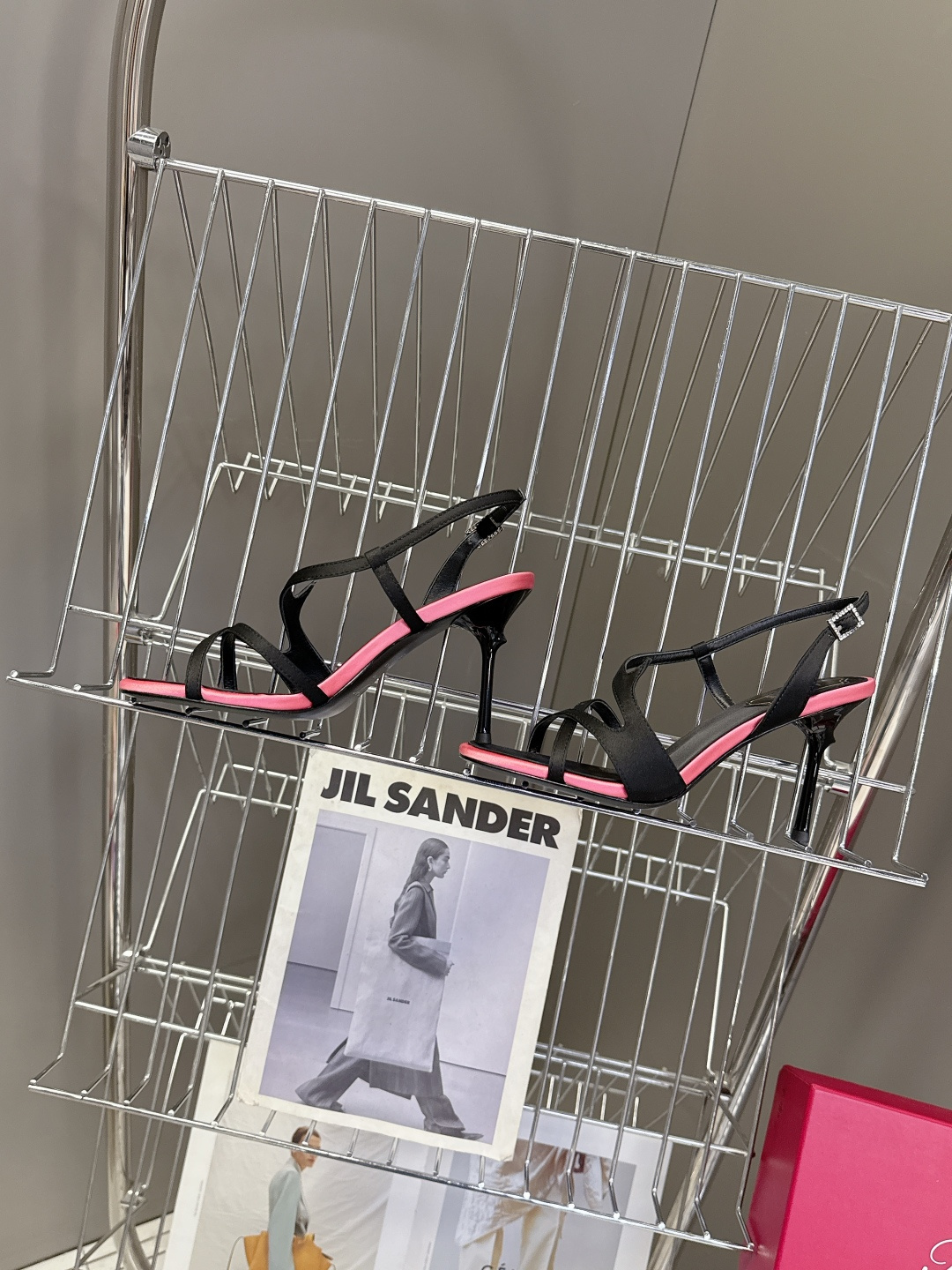 Roger Vivier罗杰·维维亚2026春夏最新款时装鞋超多明星网红种草 经典的尖头设计 垫脚log