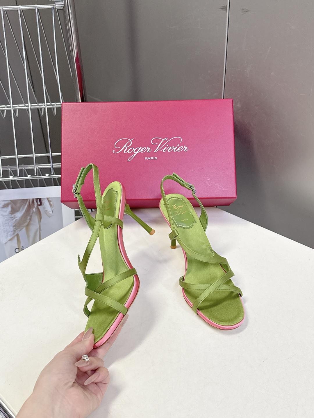 Roger Vivier罗杰·维维亚2026春夏最新款时装鞋超多明星网红种草 经典的尖头设计 垫脚log