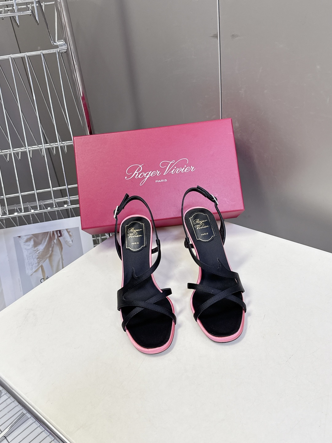 Roger Vivier罗杰·维维亚2026春夏最新款时装鞋超多明星网红种草 经典的尖头设计 垫脚log