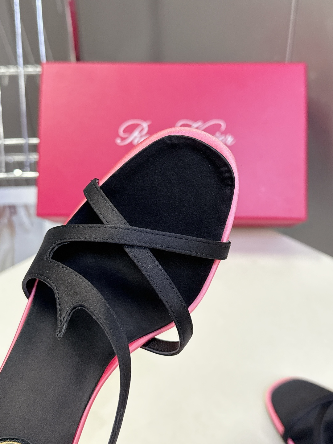 Roger Vivier罗杰·维维亚2026春夏最新款时装鞋超多明星网红种草 经典的尖头设计 垫脚log