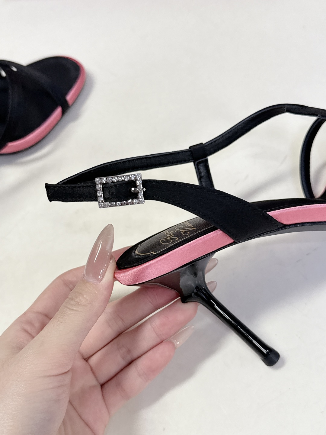 Roger Vivier罗杰·维维亚2026春夏最新款时装鞋超多明星网红种草 经典的尖头设计 垫脚log