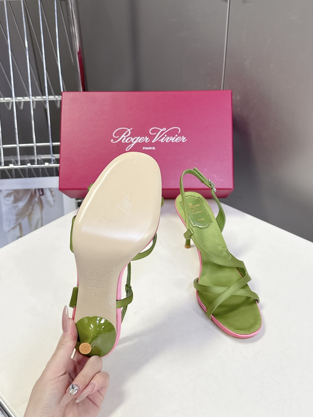 Roger Vivier罗杰·维维亚2026春夏最新款时装鞋超多明星网红种草 经典的尖头设计 垫脚log