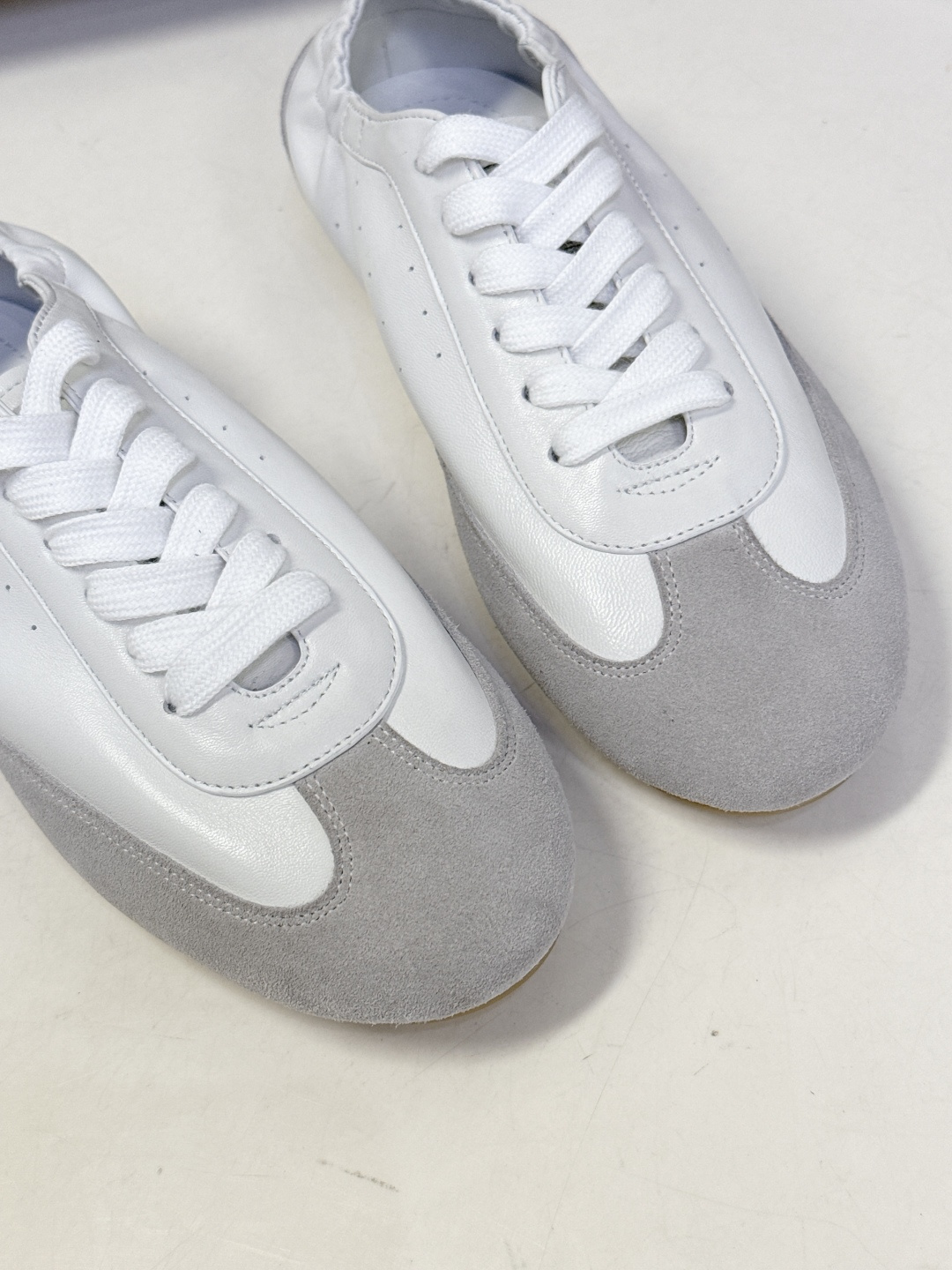 SAINT LAURENT圣罗兰最新款休闲鞋 薄底鞋 超多明星时尚博主种草 朴彩英rose同款 简约的设