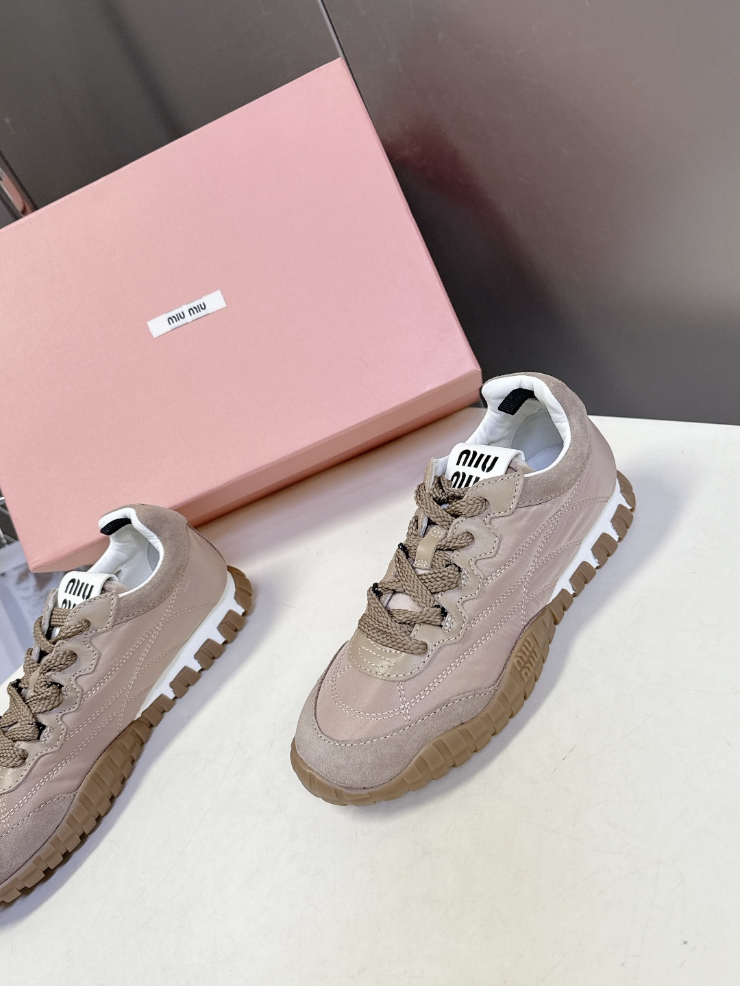 MiuMiu缪缪春夏秀款 饼干鞋 阿甘鞋休闲运动鞋专柜RMB9000购入开发 miumiu最新爆款 前卫