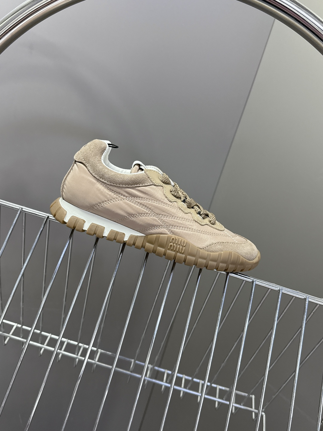 MiuMiu缪缪春夏秀款 饼干鞋 阿甘鞋休闲运动鞋专柜RMB9000购入开发 miumiu最新爆款 前卫