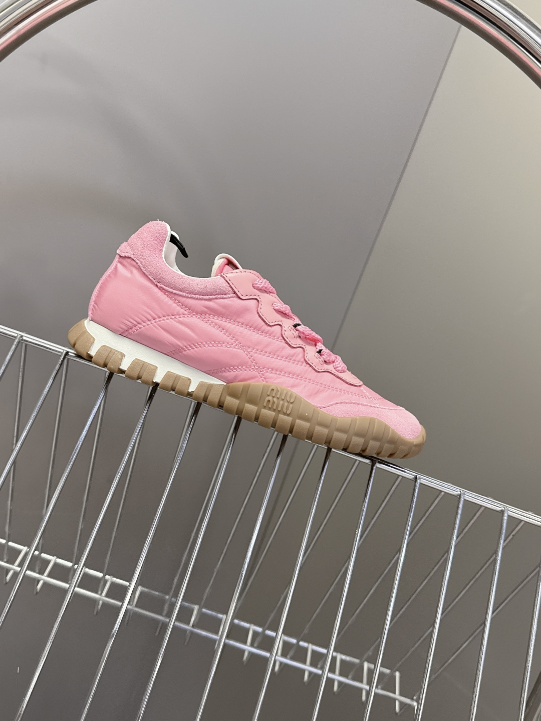 MiuMiu缪缪春夏秀款 饼干鞋 阿甘鞋休闲运动鞋专柜RMB9000购入开发 miumiu最新爆款 前卫