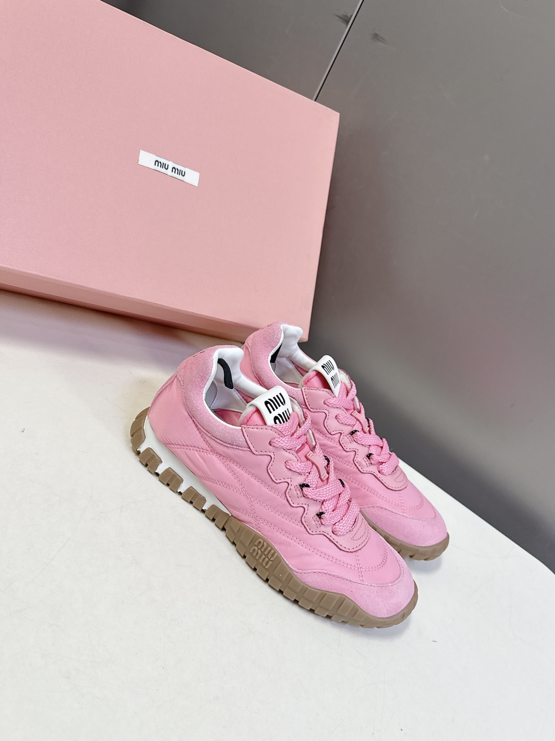 MiuMiu缪缪春夏秀款 饼干鞋 阿甘鞋休闲运动鞋专柜RMB9000购入开发 miumiu最新爆款 前卫