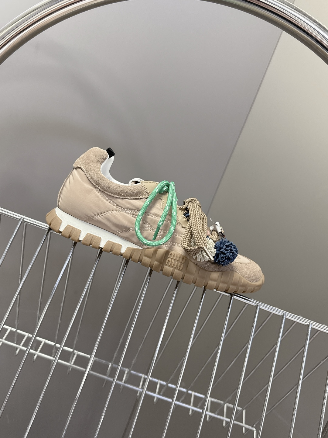 带扣子 MiuMiu缪缪春夏秀款 饼干鞋 阿甘鞋休闲运动鞋专柜RMB9000购入开发 miumiu最新爆