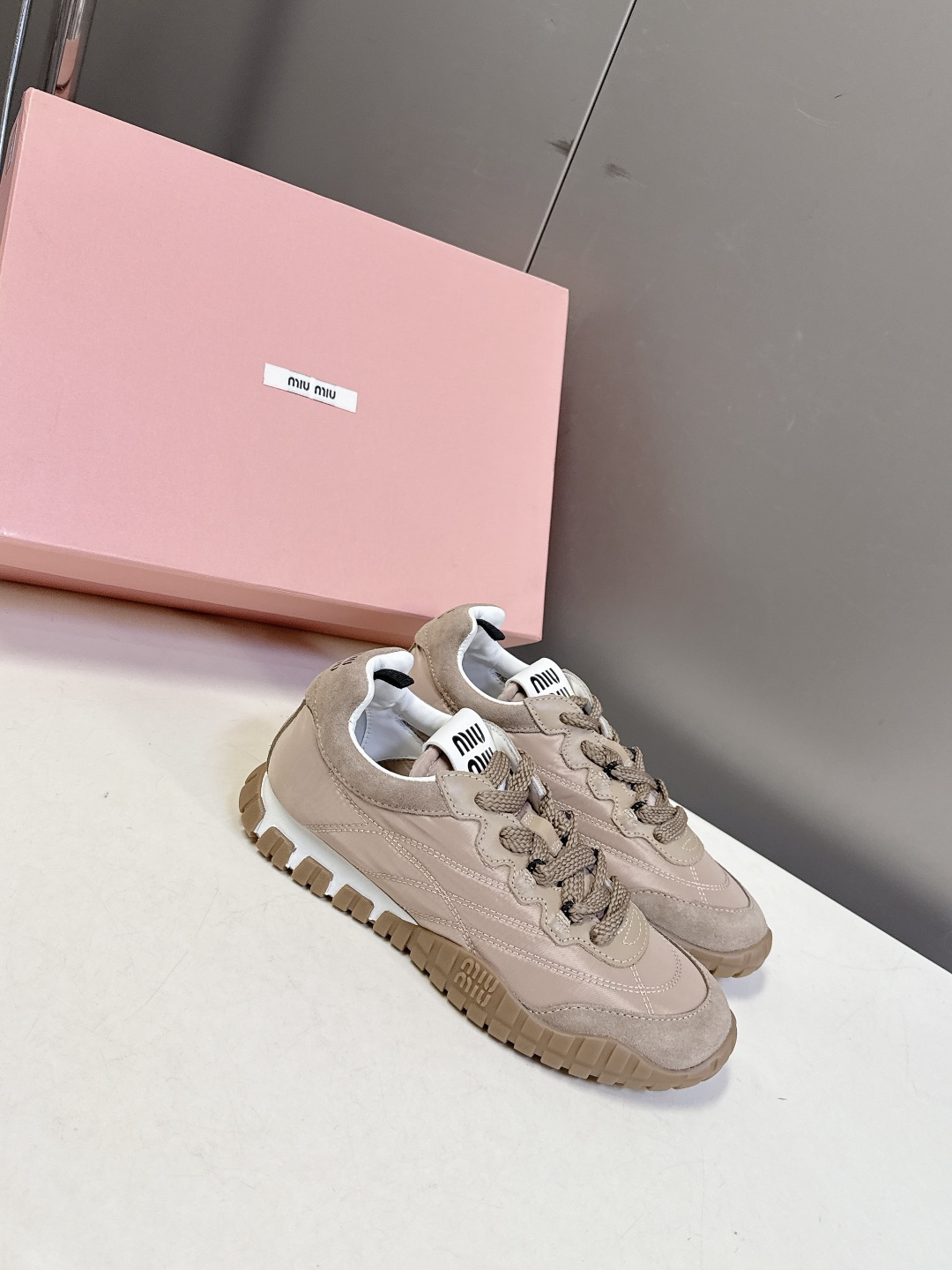 MiuMiu缪缪春夏秀款 饼干鞋 阿甘鞋休闲运动鞋专柜RMB9000购入开发 miumiu最新爆款 前卫