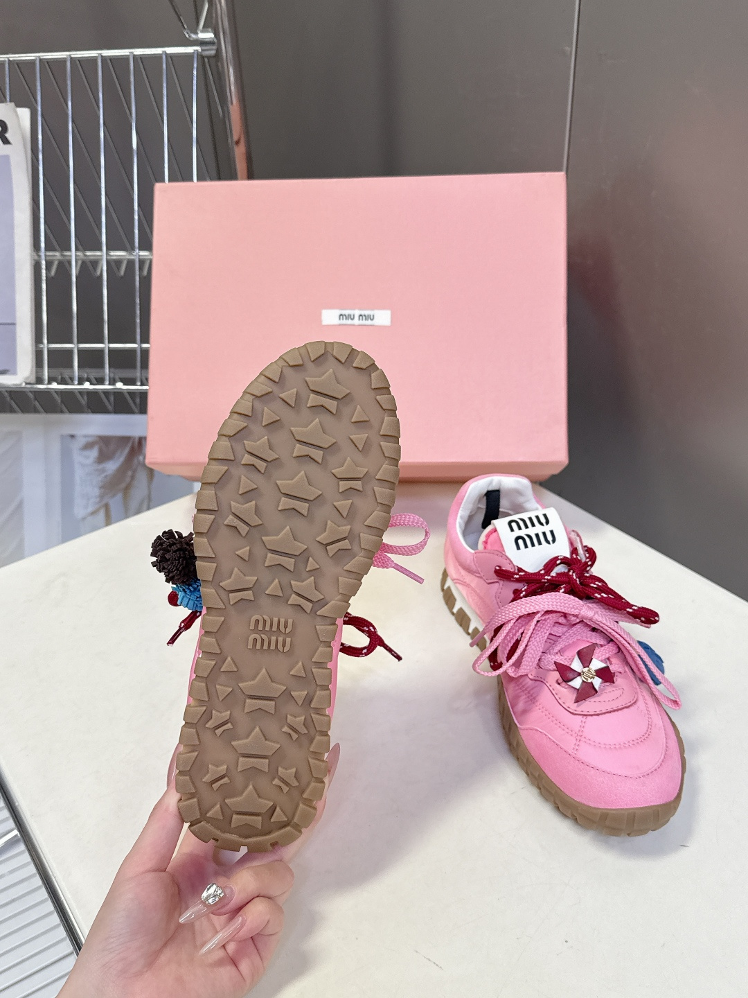 带扣子 MiuMiu缪缪春夏秀款 饼干鞋 阿甘鞋休闲运动鞋专柜RMB9000购入开发 miumiu最新爆