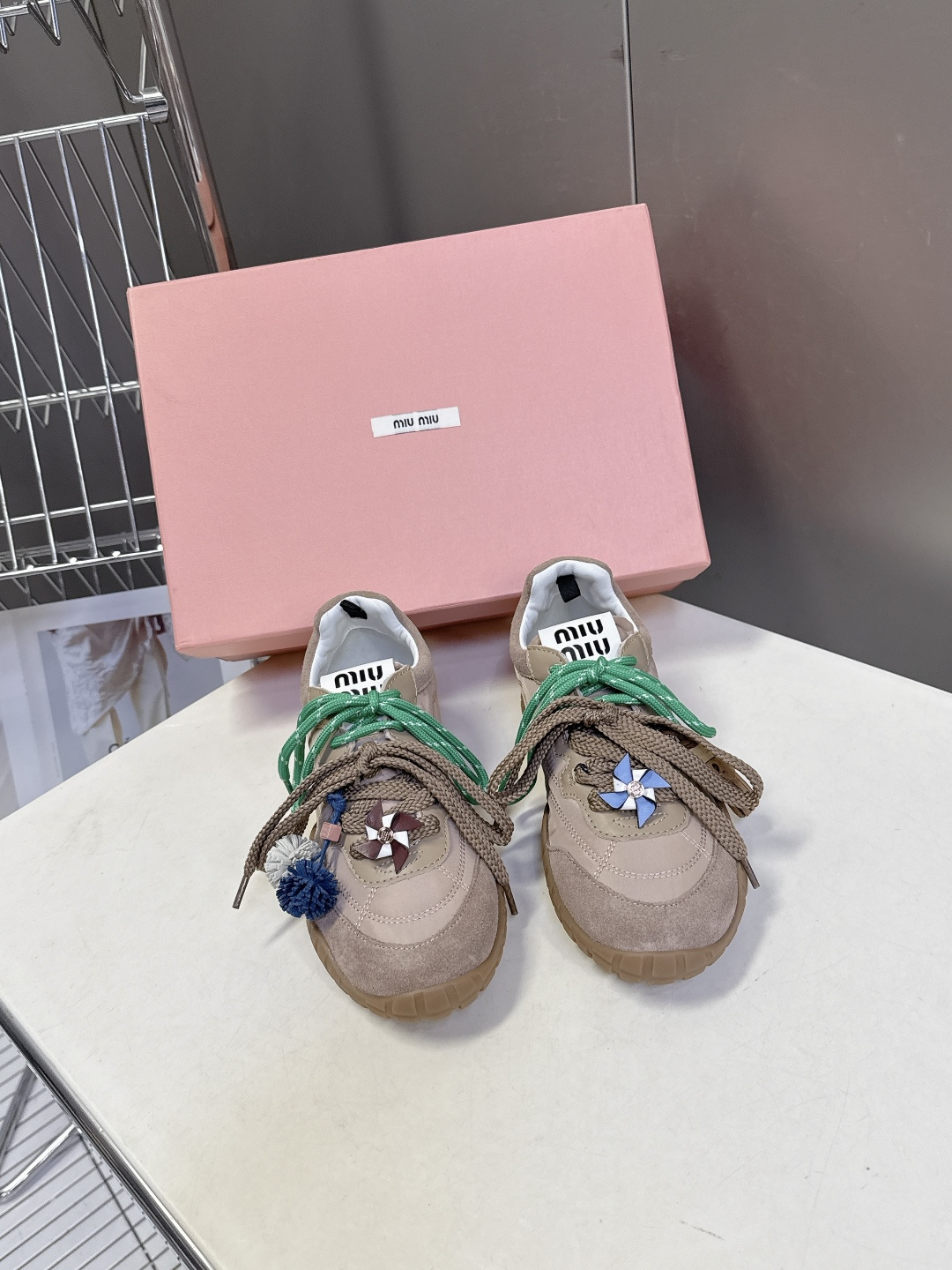 带扣子 MiuMiu缪缪春夏秀款 饼干鞋 阿甘鞋休闲运动鞋专柜RMB9000购入开发 miumiu最新爆