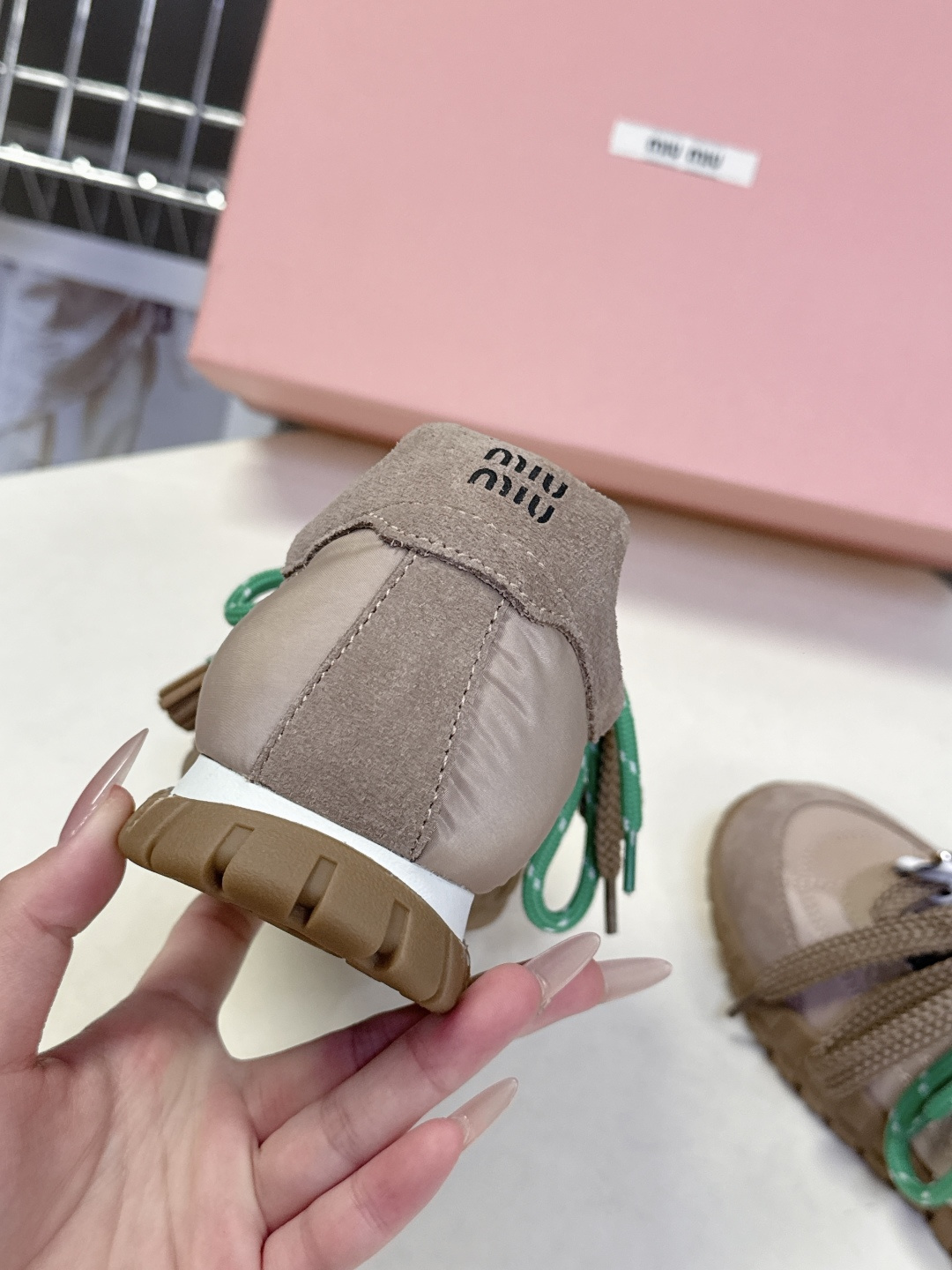 带扣子 MiuMiu缪缪春夏秀款 饼干鞋 阿甘鞋休闲运动鞋专柜RMB9000购入开发 miumiu最新爆