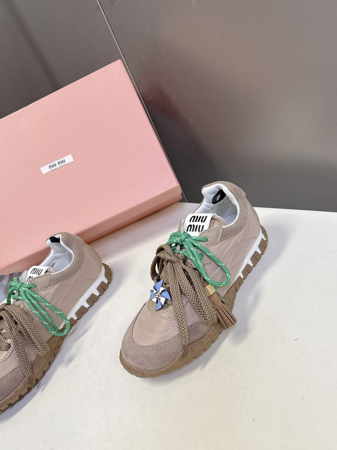 带扣子 MiuMiu缪缪春夏秀款 饼干鞋 阿甘鞋休闲运动鞋专柜RMB9000购入开发 miumiu最新爆