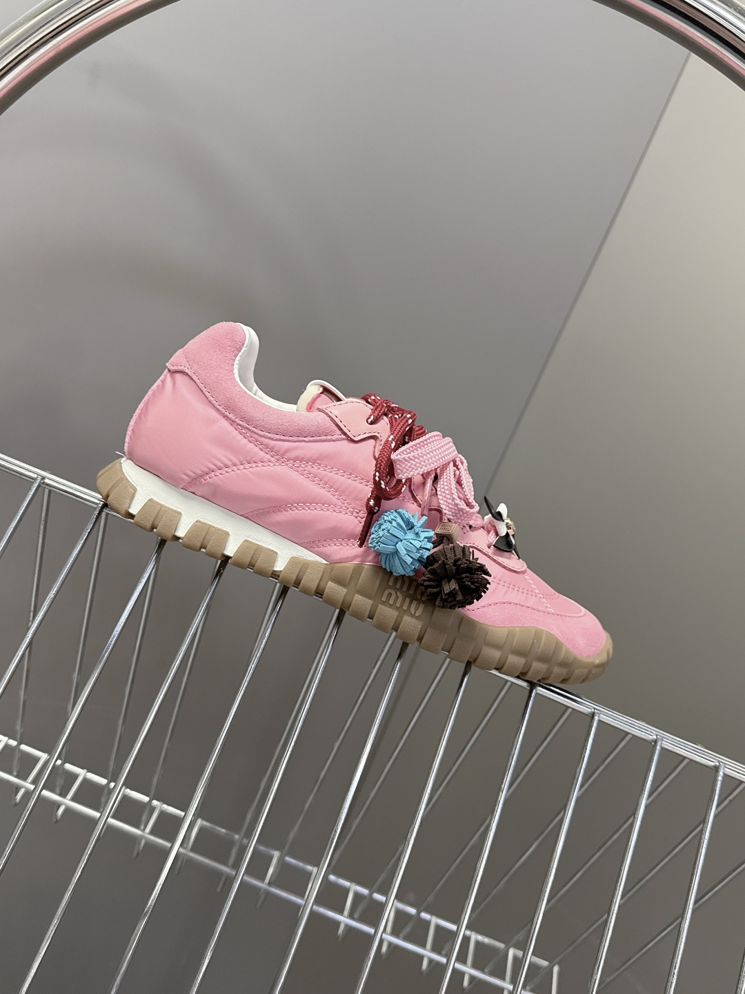 带扣子 MiuMiu缪缪春夏秀款 饼干鞋 阿甘鞋休闲运动鞋专柜RMB9000购入开发 miumiu最新爆