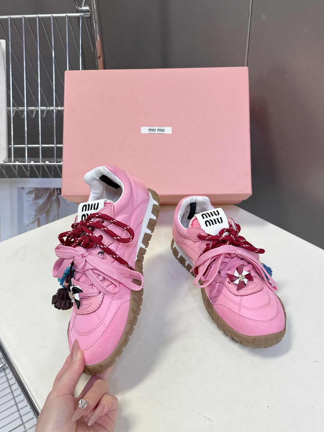 带扣子 MiuMiu缪缪春夏秀款 饼干鞋 阿甘鞋休闲运动鞋专柜RMB9000购入开发 miumiu最新爆