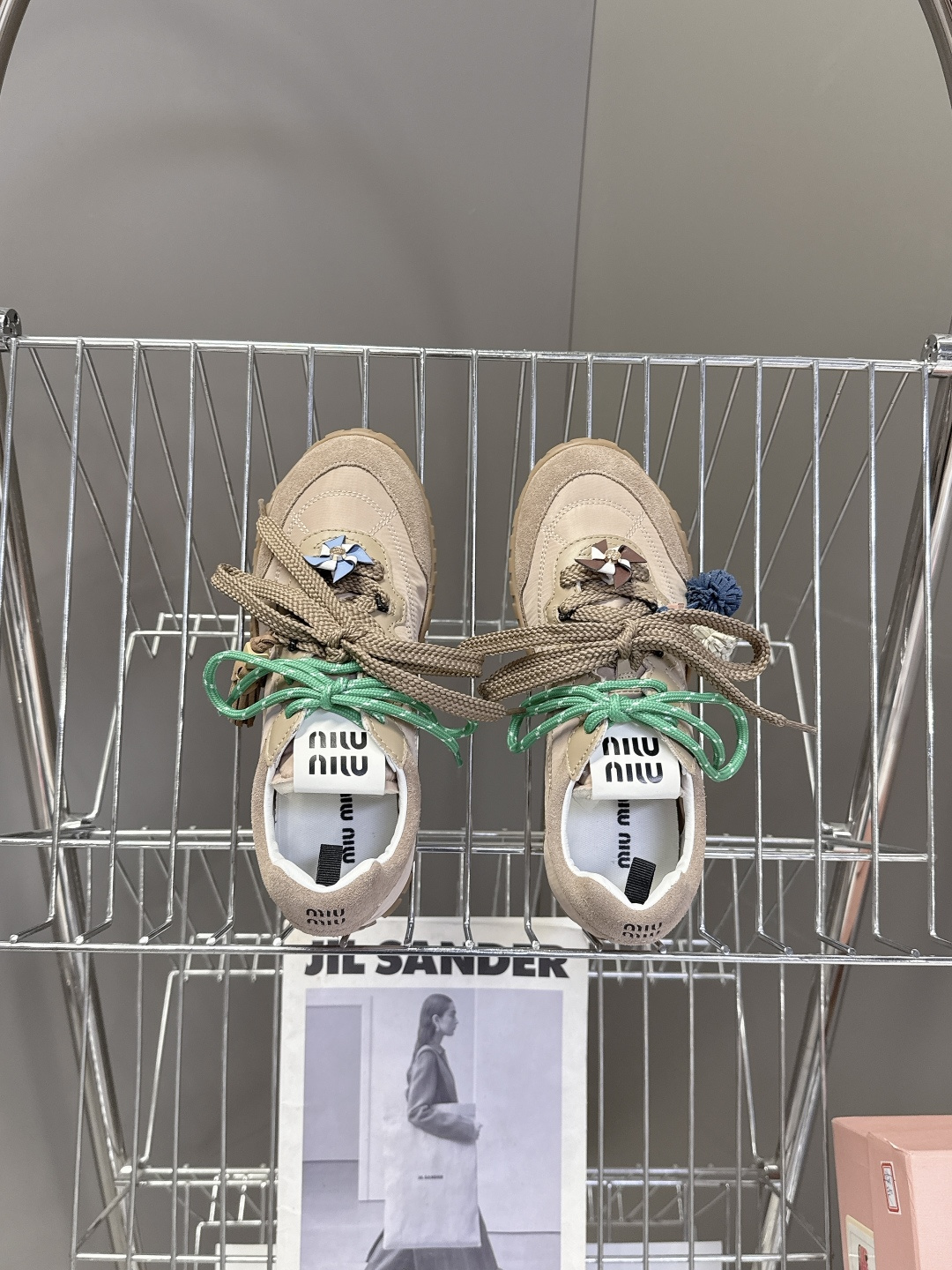 带扣子 MiuMiu缪缪春夏秀款 饼干鞋 阿甘鞋休闲运动鞋专柜RMB9000购入开发 miumiu最新爆