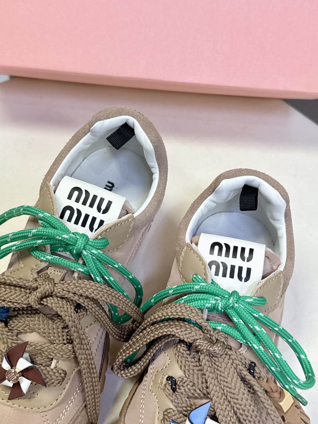 带扣子 MiuMiu缪缪春夏秀款 饼干鞋 阿甘鞋休闲运动鞋专柜RMB9000购入开发 miumiu最新爆