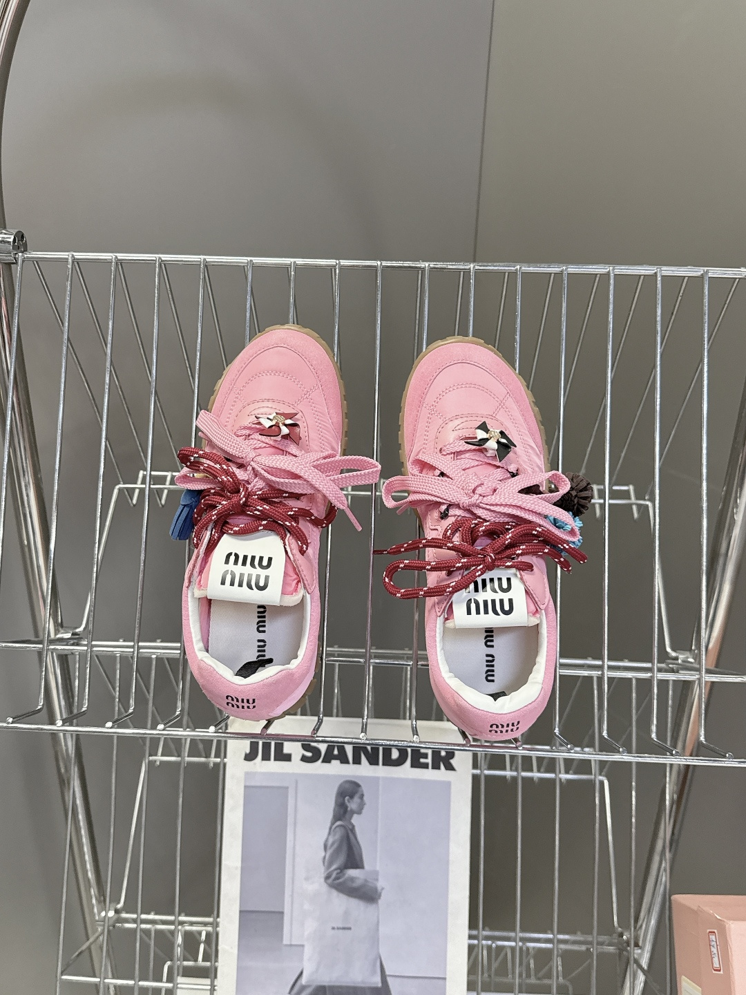 带扣子 MiuMiu缪缪春夏秀款 饼干鞋 阿甘鞋休闲运动鞋专柜RMB9000购入开发 miumiu最新爆