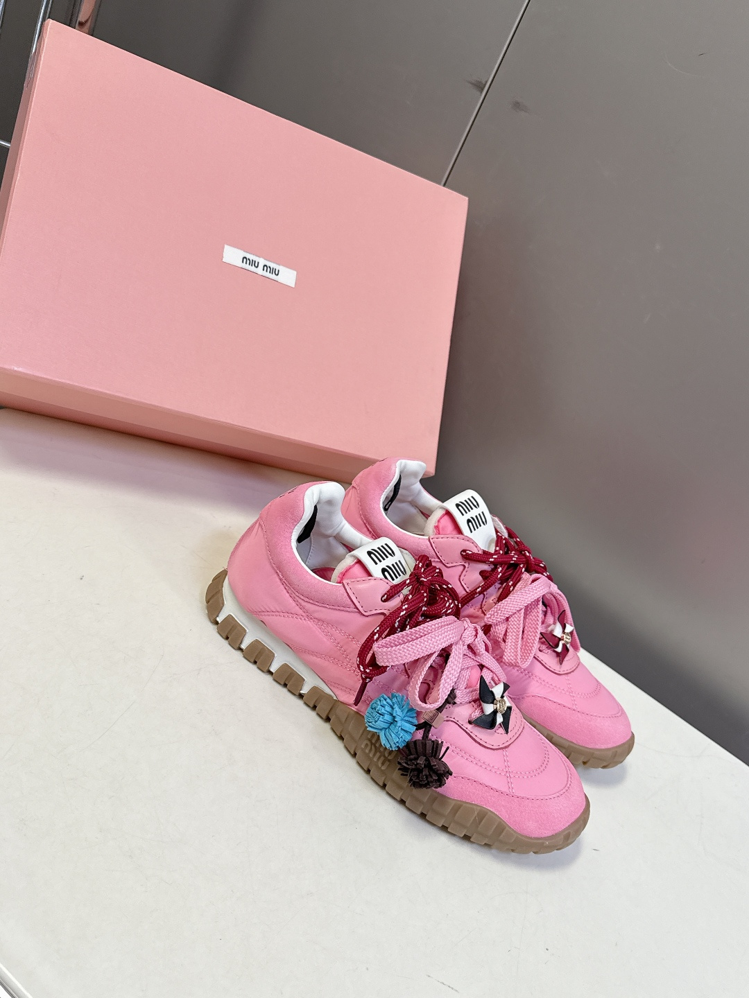 带扣子 MiuMiu缪缪春夏秀款 饼干鞋 阿甘鞋休闲运动鞋专柜RMB9000购入开发 miumiu最新爆