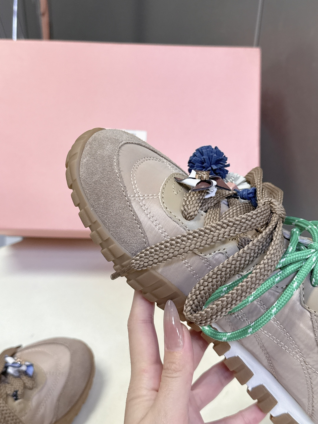 带扣子 MiuMiu缪缪春夏秀款 饼干鞋 阿甘鞋休闲运动鞋专柜RMB9000购入开发 miumiu最新爆