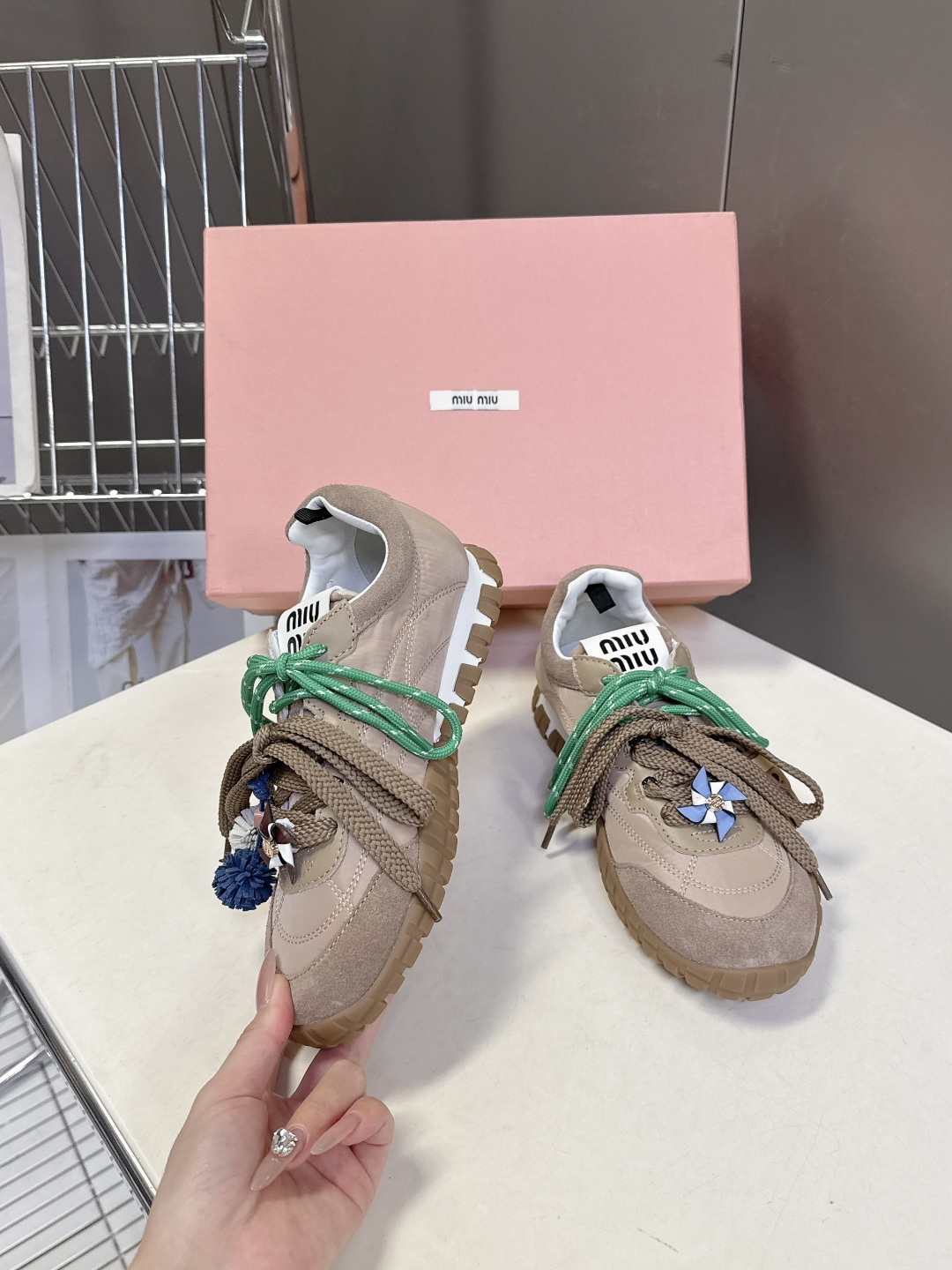 带扣子 MiuMiu缪缪春夏秀款 饼干鞋 阿甘鞋休闲运动鞋专柜RMB9000购入开发 miumiu最新爆